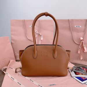 5BA290 nuevo bolso de la cáscara de diseño simple continúa Miu perezoso estilo de dinero viejo americano utilizando la parte superior de piel de becerro importada textura de diseño curvo suave de alto nivel en ambos lados de la cremallera más sentido del estilo tire segundos abiertos para convertirse en un gran bolso de asa larga practicidad de diseño más fuerte puede ser la axila puede ser de mano modelado simple elegante capacidad casual de la obra de un gran viaje de compras salida es una excelente opción de la parte interior del forro de lino nuevo con un bolsillo con cremallera Tipo Tamaño: 33 X 21 X 13cm con el embalaje original