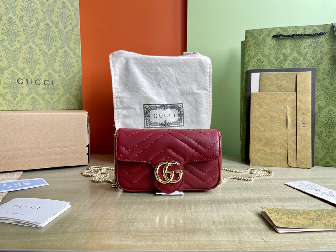 Model: 476433 Cora Red Size: 16.5/10/4.5 P1200 This ultra-mini shoulder bag from the GG Marmont collection is a red interpretation of the brand's classic early fall color scheme, presenting the iconic style embellished with light gold-tone hardware and an ivory leather lining Gucci Rosso Ancora red quilted V leather in a light gold-tone finish. ACCESSORIESIvory leather liningComes with a key fob that can be attached to the bag separatelyDouble G chain shoulder strap (60 cm high)-High-fashion factory