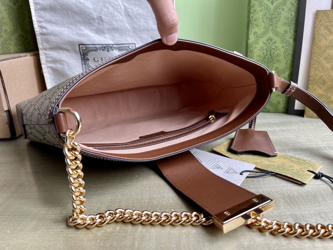 Model: 795113 Size: 32.5/24/5.5 P1700 This shoulder bag is made of GG Supreme canvas with eye-catching embellishments and a padlock closure that pays tribute to the brand's longstanding heritage from the luggage workshop to the present day Gold-tone hardware, brown glossy leather piping, chain strap and leather shoulder straps complete this piece Beige and Ebony GG Supreme canvas Brown leather Rolled edgesGold-tone hardwareBrown microfiber liningLeather and chain strapShoulder strap (adjustable between 55 cm and 70 cm)Interior: one zippered pocketShoulder strap (adjustable between 27 cm and 35 cm)Padlocked latch closure-High-impact factory