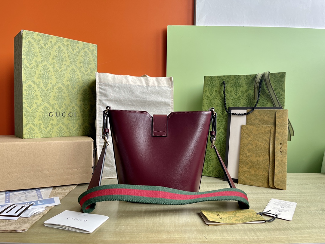 Image [2]-N° de modèle : 782908 Taille : 20.5/18.5/12.5 P1900 Ce mini sac à bandoulière seau est réalisé dans le cuir rouge classique Gucci Rosso Ancora Cet accessoire est doté d'une fermeture à crochets et de bandoulières en sangle conçues pour allier fonctionnalité et modernité Cuir Gucci Rosso Ancora Rouge et sangle verte BandoulièreFerrures en métal doré clairDoublure en coton et linPochette zippée avec logo GucciTête zippéeSangle d'épaule (42cm de haut)Fermeture auto-agrippante-Sacs haute couture