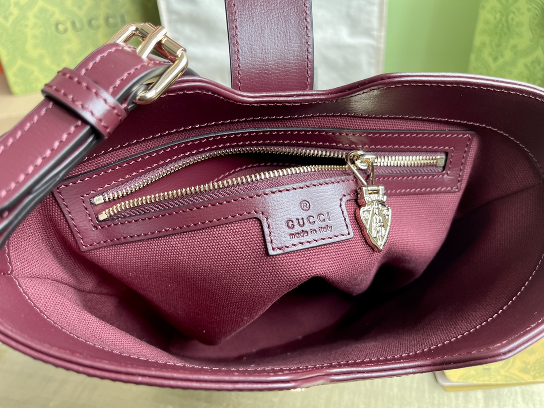 Image [7]- Modèle : 782908 Taille : 20.5/18.5/12.5 P1900 Ce mini sac à bandoulière seau est fabriqué à partir du cuir rouge classique Gucci Rosso Ancora Cet accessoire est doté d'une fermeture à crochets et de sangles conçues pour allier fonctionnalité et modernité Cuir Gucci Rosso Ancora Rouge et Vert Sangle BandoulièreFerrures en métal doré clairDoublure en coton et linPochette zippée avec logo GucciTête zippéeSangle d'épaule (42cm de haut)Fermeture auto-agrippante-Sacs haute couture