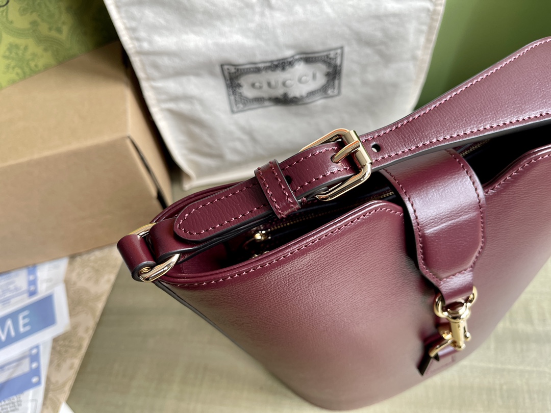 Image [9]- Modèle : 782908 Taille : 20.5/18.5/12.5 P1900 Ce mini sac à bandoulière seau est fabriqué à partir du cuir rouge classique Gucci Rosso Ancora Cet accessoire est doté d'une fermeture à crochets et de sangles conçues pour allier fonctionnalité et modernité Cuir Gucci Rosso Ancora Rouge et Vert Sangle BandoulièreFerrures en métal doré clairDoublure en coton et linPochette zippée avec logo GucciTête zippéeSangle d'épaule (42cm de haut)Fermeture auto-agrippante-Sacs haute couture