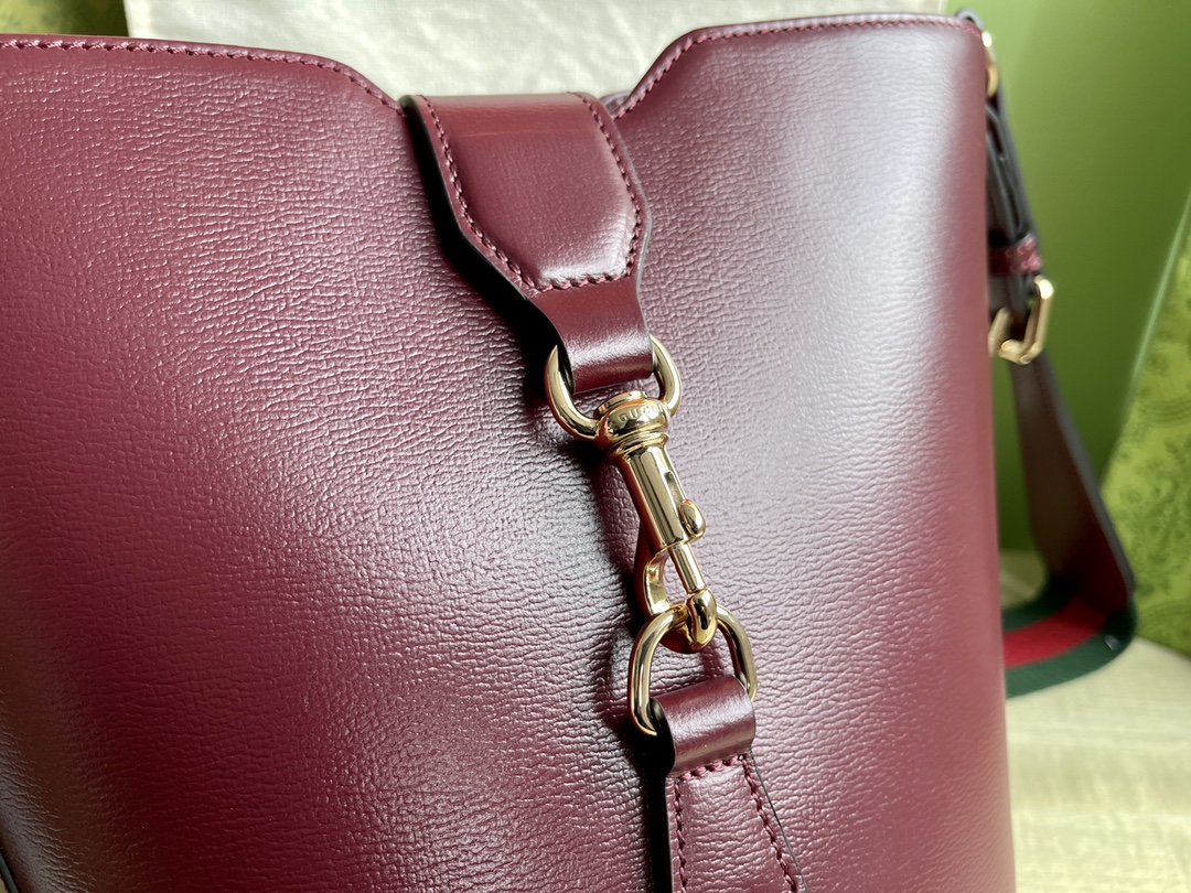 Image [8]- Modèle : 782908 Taille : 20.5/18.5/12.5 P1900 Ce mini sac à bandoulière seau est fabriqué à partir du cuir rouge classique Gucci Rosso Ancora Cet accessoire est doté d'une fermeture à crochets et de sangles conçues pour allier fonctionnalité et modernité Cuir Gucci Rosso Ancora Rouge et Vert Sangle BandoulièreFerrures en métal doré clairDoublure en coton et linPochette zippée avec logo GucciTête zippéeSangle d'épaule (42cm de haut)Fermeture auto-agrippante-Sacs haute couture