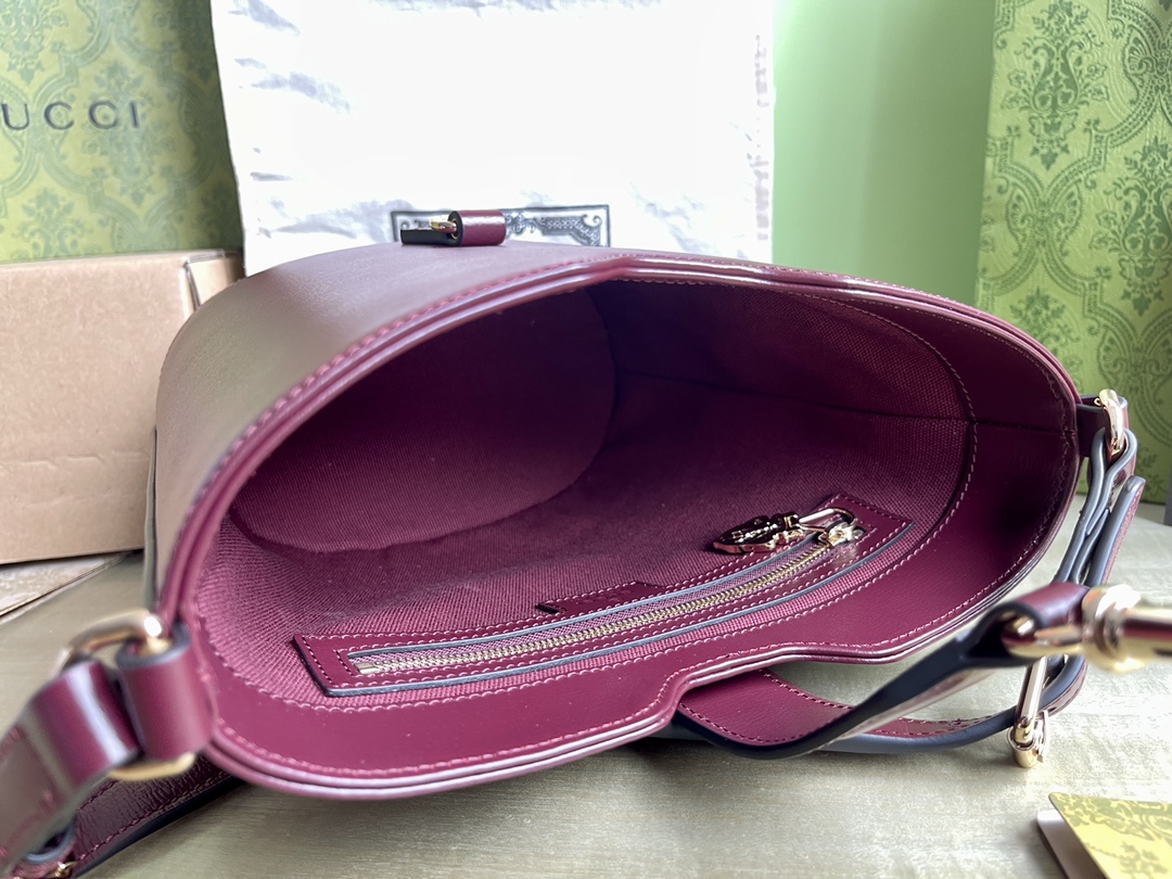 Image [6]- Modèle : 782908 Taille : 20.5/18.5/12.5 P1900 Ce mini sac à bandoulière seau est fabriqué à partir du cuir rouge classique Gucci Rosso Ancora Cet accessoire est doté d'une fermeture à crochets et de sangles conçues pour allier fonctionnalité et modernité Cuir Gucci Rosso Ancora Rouge et Vert Sangle BandoulièreFerrures en métal doré clairDoublure en coton et linPochette zippée avec logo GucciTête zippéeSangle d'épaule (42cm de haut)Fermeture auto-agrippante-Sacs haute couture