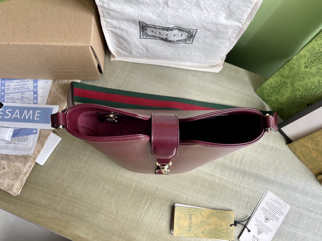 Image [5]- Modèle : 782908 Taille : 20.5/18.5/12.5 P1900 Ce mini sac à bandoulière seau est fabriqué à partir du cuir rouge classique Gucci Rosso Ancora Cet accessoire est doté d'une fermeture à crochets et de sangles conçues pour allier fonctionnalité et modernité Cuir Gucci Rosso Ancora Rouge et Vert Sangle BandoulièreFerrures en métal doré clairDoublure en coton et linPochette zippée avec logo GucciTête zippéeSangle d'épaule (42cm de haut)Fermeture auto-agrippante-Sacs haute couture