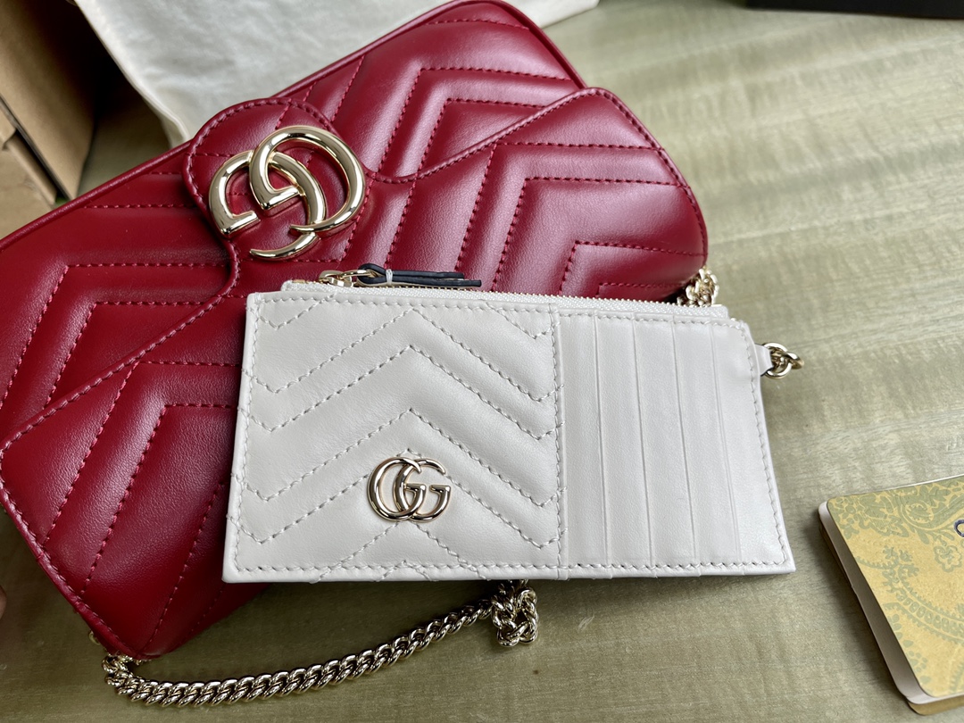 Model No.: 751526 Pull-On Red Size: 21/12/5 P1600 This mini bag from the GG Marmont collection is crafted in the new Gucci Rosso Ancora red quilted V-leather in a classic light-gold hueDouble G styling accessories for a touch of glamourRemovable card holder in white leather for a color-blocking aestheticThe Gucci Rosso... Ancora red quilted V leatherWhite leather card holderLight gold-tone hardwareCloud fabric and suede textured microfiber liningDouble GInterior: two card compartmentsRemovable zippered card holderExterior: one back pocketSnap closure-High-quality factories