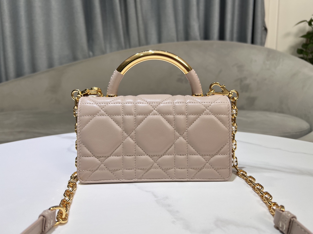 P1280 NUEVO BOLSO DIOR ANGE BLANCO Este bolso de mano Dior Ange es una novedad de la colección prêt-à-porter Otoño 2014 e inaugura la nueva colección de Dior con una estética elegante y estilizada Elaborado en piel de vacuno blanca con una línea de vira sobredimensionada de cuadros ratán y un asa superior rígida de metal vintage dorado grabado con el logo Christian Dior Paris Solapa decorada con un cierre CD con adornos de abalorios de resina. Cierre CD con abalorios de resinaForro triangular cosidoLa silueta se completa con dos amplios compartimentos y un bolsillo portaobjetos para guardar los objetos de uso diarioEl estilo miniatura presenta un diseño eleganteCorrea bandolera de cadena ajustable y desmontable de metal dorado con adornos de abalorios de resinaCierre CDCorrea bandolera que se puede llevar en la mano, al hombro o cruzadaCódigo: 4401Dimensiones: 20 x 12 x 5 cm (L x A x A)Longitud de la correa bandolera: 53 cm-. Imitación de fábrica de alta calidad