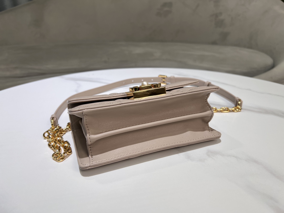 P1280 NEW DIOR ANGE HANDBAG WHITE このディオールアンジュハンドバッグは、2014年秋のプレタポルテコレクションに新たに加わったもので、エレガントでスタイリッシュな美学を備えたディオールの新しいコレクションの幕開けを飾るものです。ホワイトの牛革にオーバーサイズのラタンチェック柄のウェルトラインをあしらい、タフなヴィンテージゴールドトーンで仕上げたメタルトップハンドルにはクリスチャンディオールパリのロゴを刻印フラップにはレジンビーズの装飾が施されたCDクラスプをあしらいました。樹脂ビーズのCD claspSewnの三角形のライニングシルエットは、2つの広々としたコンパートメントと毎日の必需品を格納するためのスリップポケットによって補完されるミニチュアスタイルは、エレガントなデザインです樹脂ビーズの装飾CD claspShoulderストラップは、手で運ぶことができ、肩にかけたり、体全体Code: 4401Measurements：20×12×5センチメートル（長さ×高さ×幅）ショルダーストラップの長さ：53センチメートル-。高品質のレプリカ袋