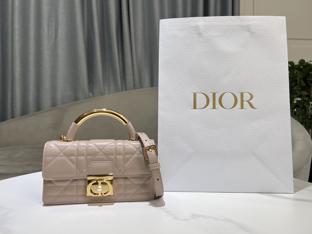 P1280 NEW DIOR ANGE HANDBAG WHITE This Dior Ange handbag is a new addition to the Fall 2014 Ready-to-Wear collection and opens Dior's new collection with an elegant and chic aesthetic crafted in white cowhide leather with oversized rattan check stitching and a stiff vintage gold-tone finish metal top handle engraved with the Christian Dior Paris logo Flap decorated with a CD clasp with resin beadwork embellishments and a sewn triangle lining. Resin-beaded CD claspSewn triangular liningThe silhouette is complemented by two spacious compartments and a slit pocket for storing everyday essentialsThe miniature style is elegantly designedAdjustable, detachable chain shoulder strap made of gold-finish metal with resin-beaded embellishmentsCD claspShoulder strap can be carried by hand, over the shoulder or across the bodyCode: 4401Measurements: 20 x 12 x 5 cm (L x H x W)Length of shoulder strap: 53 cm - 5.5 cm (L x W) High-quality imitation factory