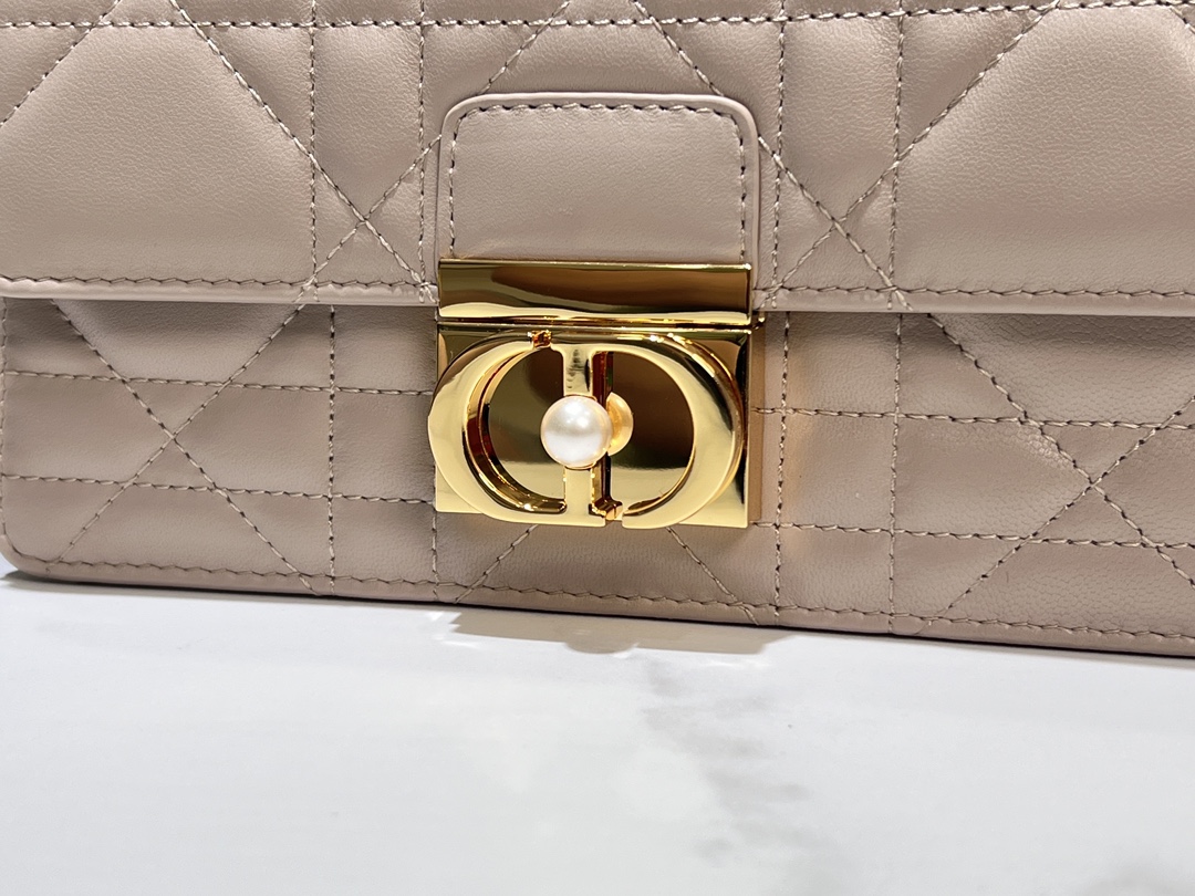 P1280 NEW DIOR ANGE HANDBAG WHITE This Dior Ange handbag is a new addition to the Fall 2014 Ready-to-Wear collection and opens Dior's new collection with an elegant and chic aesthetic crafted in white cowhide leather with oversized rattan check stitching and a stiff vintage gold-tone finish metal top handle engraved with the Christian Dior Paris logo Flap decorated with a CD clasp with resin beadwork embellishments and a sewn triangle lining. Resin-beaded CD claspSewn triangular liningThe silhouette is complemented by two spacious compartments and a slit pocket for storing everyday essentialsThe miniature style is elegantly designedAdjustable, detachable chain shoulder strap made of gold-finish metal with resin-beaded embellishmentsCD claspShoulder strap can be carried by hand, over the shoulder or across the bodyCode: 4401Measurements: 20 x 12 x 5 cm (L x H x W)Length of shoulder strap: 53 cm - 5.5 cm (L x W) High-quality imitation factory