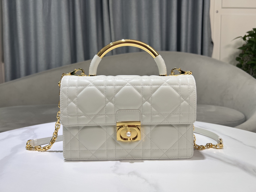 Large P1400The Dior Ange handbag, a new addition to the Fall 2014 Ready-to-Wear collection, opens Dior's new collection with an elegantly chic aesthetic crafted in cream leather with an oversized rattan check patterned welt line and stiffened, vintage gold-tone metal top handles engraved with the Christian Dior Paris logoFlap flap decorated with a resin-beaded, beaded-embellished CD claspSewn in. Triangular lined silhouette with two spacious compartments and a slit pocket for storing everyday essentialsElegant design in a medium sizeAdjustable, detachable chain shoulder strap made of gold-tone metal with resin beadwork embellishmentsCan be carried in a handheld position, over the shoulder or across the bodyCode: 4402Measurements: 25x 16x 8 cm (L x H x W)-High-quality imitation factory