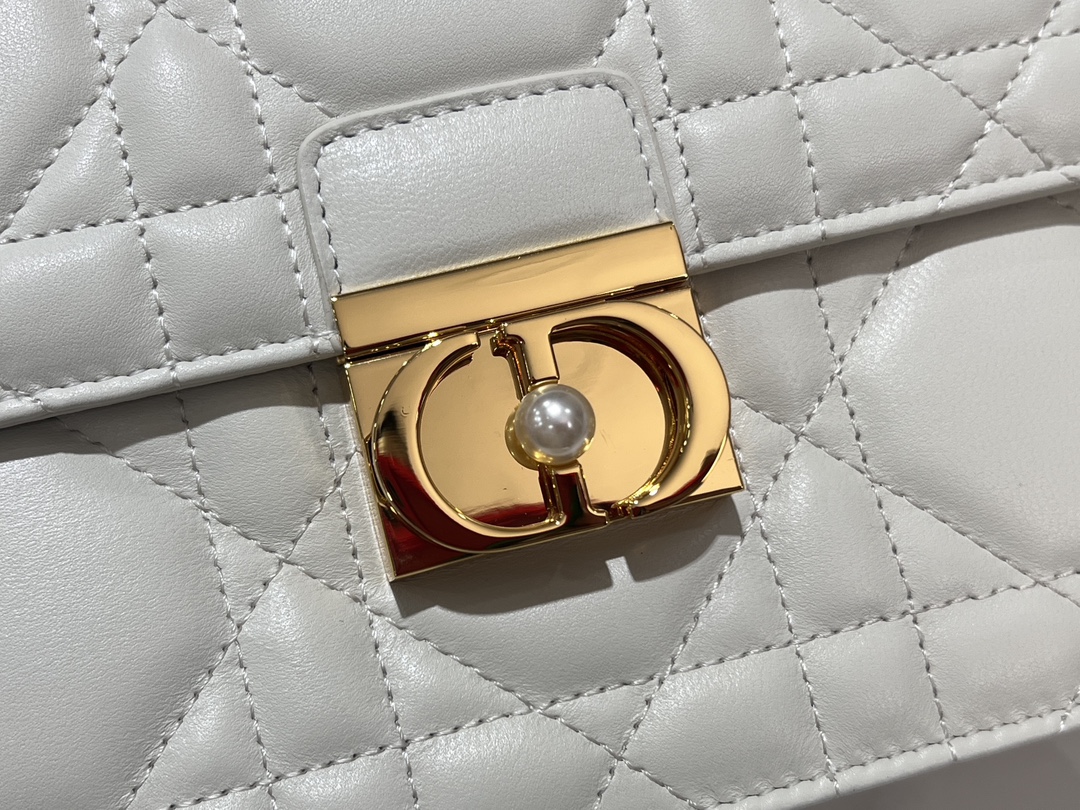 Large P1400The Dior Ange handbag, a new addition to the Fall 2014 Ready-to-Wear collection, opens Dior's new collection with an elegantly chic aesthetic crafted in cream leather with an oversized rattan check patterned welt line and stiffened, vintage gold-tone metal top handles engraved with the Christian Dior Paris logoFlap flap decorated with a resin-beaded, beaded-embellished CD claspSewn in. Triangular lined silhouette with two spacious compartments and a slit pocket for storing everyday essentialsElegant design in a medium sizeAdjustable, detachable chain shoulder strap made of gold-tone metal with resin beadwork embellishmentsCan be carried in a handheld position, over the shoulder or across the bodyCode: 4402Measurements: 25x 16x 8 cm (L x H x W)-High-quality imitation factory