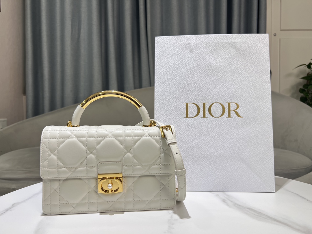 Large P1400The Dior Ange handbag, a new addition to the Fall 2014 Ready-to-Wear collection, opens Dior's new collection with an elegantly chic aesthetic crafted in cream leather with an oversized rattan check patterned welt line and stiffened, vintage gold-tone metal top handles engraved with the Christian Dior Paris logoFlap flap decorated with a resin-beaded, beaded-embellished CD claspSewn in. Triangular lined silhouette with two spacious compartments and a slit pocket for storing everyday essentialsElegant design in a medium sizeAdjustable, detachable chain shoulder strap made of gold-tone metal with resin beadwork embellishmentsCan be carried in a handheld position, over the shoulder or across the bodyCode: 4402Measurements: 25x 16x 8 cm (L x H x W)-High-quality imitation factory