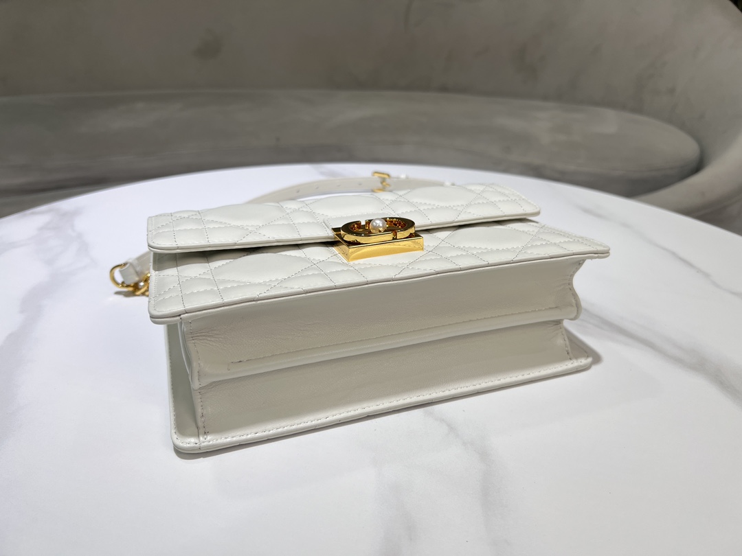 Grande P1400El bolso Dior Ange, novedad de la colección prêt-à-porter otoño 2014, inaugura la nueva colección de Dior con una estética elegante y chic elaborada en piel color crema con pespuntes de cuadros de ratán sobredimensionados y asas superiores rígidas de metal dorado vintage grabadas con el logo Christian Dior ParisSolapa decorada con un cierre CD embellecido con abalorios de resinaCosido. Silueta triangular forrada con dos amplios compartimentos y un bolsillo portaobjetos para guardar los objetos de uso diarioCorrea bandolera de cadena ajustable y desmontable de metal dorado con adornos de abalorios de resinaPuede llevarse en la mano, colgado del hombro o cruzadoCódigo: 4402Medidas: 25x 16x 8 cm (L x A x A)-High-Fashion Factory