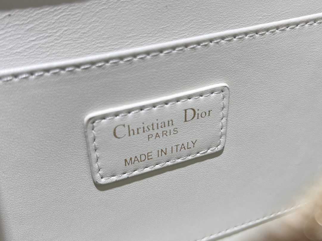 Large P1400The Dior Ange handbag, a new addition to the Fall 2014 Ready-to-Wear collection, opens Dior's new collection with an elegantly chic aesthetic crafted in cream leather with an oversized rattan check patterned welt line and stiffened, vintage gold-tone metal top handles engraved with the Christian Dior Paris logoFlap flap decorated with a resin-beaded, beaded-embellished CD claspSewn in. Triangular lined silhouette with two spacious compartments and a slit pocket for storing everyday essentialsElegant design in a medium sizeAdjustable, detachable chain shoulder strap made of gold-tone metal with resin beadwork embellishmentsCan be carried in a handheld position, over the shoulder or across the bodyCode: 4402Measurements: 25x 16x 8 cm (L x H x W)-High-quality imitation factory