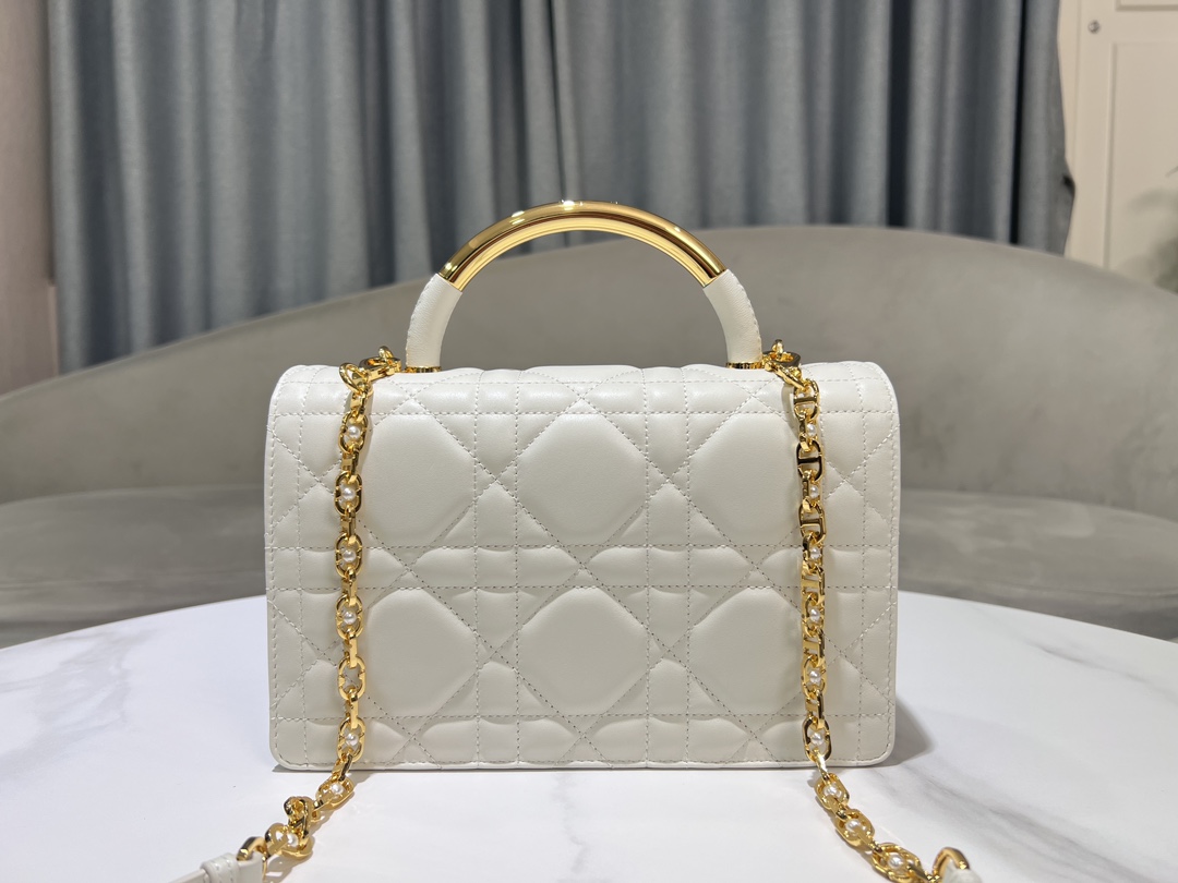 Large P1400The Dior Ange handbag, a new addition to the Fall 2014 Ready-to-Wear collection, opens Dior's new collection with an elegantly chic aesthetic crafted in cream leather with an oversized rattan check patterned welt line and stiffened, vintage gold-tone metal top handles engraved with the Christian Dior Paris logoFlap flap decorated with a resin-beaded, beaded-embellished CD claspSewn in. Triangular lined silhouette with two spacious compartments and a slit pocket for storing everyday essentialsElegant design in a medium sizeAdjustable, detachable chain shoulder strap made of gold-tone metal with resin beadwork embellishmentsCan be carried in a handheld position, over the shoulder or across the bodyCode: 4402Measurements: 25x 16x 8 cm (L x H x W)-High-quality imitation factory