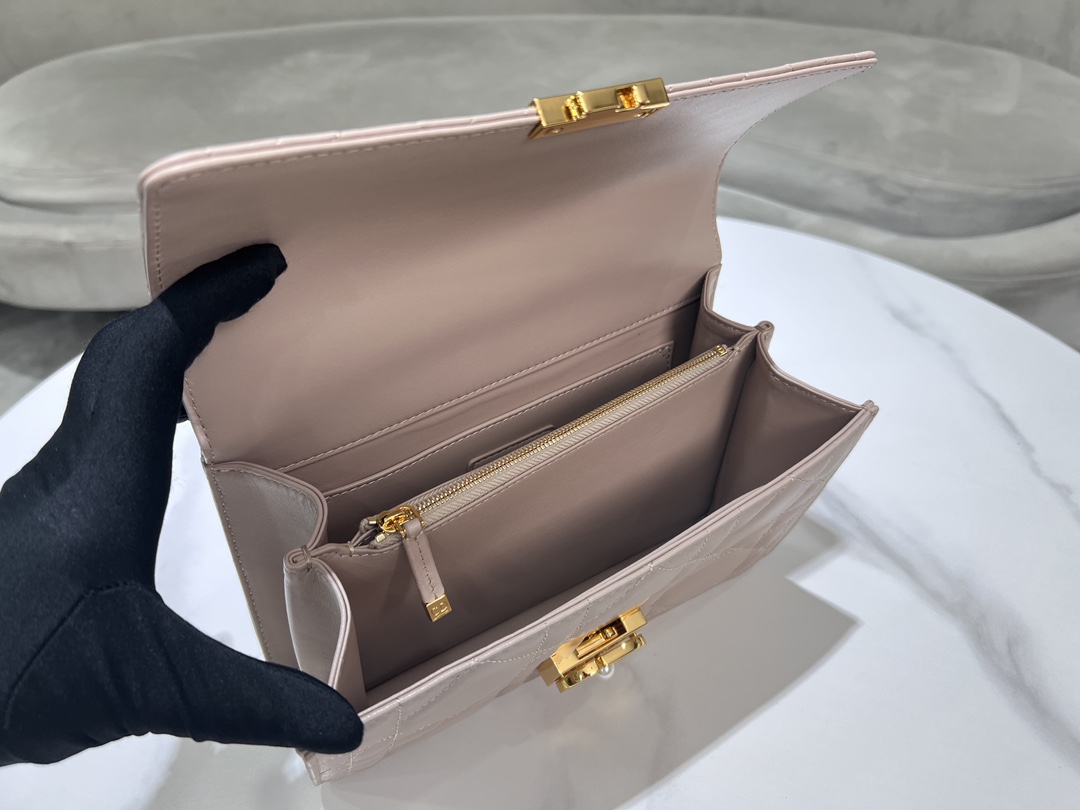 Grand P1400Le sac Dior Ange, nouveau dans la collection Prêt-à-porter Automne 2014, ouvre la nouvelle collection de Dior avec une esthétique élégante et chic réalisée en cuir rose blush et ornée de carreaux de rotin surdimensionnés, d'une finition dorée vintage et résistante et d'anses supérieures en métal gravées du logo Christian Dior Paris. Silhouette triangulaire doublée dotée de deux compartiments spacieux et d'une pochette fendue pour ranger les essentiels de tous les joursStyle moyen élégantSangle d'épaule réglable et amovible en métal doré avec perles en résineAnneau en chaîne CDPouvant être porté à la main, à l'épaule ou en travers du corpsCode : 4402Mesures : 25x 16x 8 cm (L x H x L)-Sacs de haute qualité