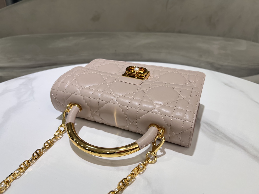 Grand P1400Le sac Dior Ange, nouveau dans la collection Prêt-à-porter Automne 2014, ouvre la nouvelle collection de Dior avec une esthétique élégante et chic réalisée en cuir rose blush et ornée de carreaux de rotin surdimensionnés, d'une finition dorée vintage et résistante et d'anses supérieures en métal gravées du logo Christian Dior Paris. Silhouette triangulaire doublée dotée de deux compartiments spacieux et d'une pochette fendue pour ranger les essentiels de tous les joursStyle moyen élégantSangle d'épaule réglable et amovible en métal doré avec perles en résineAnneau en chaîne CDPouvant être porté à la main, à l'épaule ou en travers du corpsCode : 4402Mesures : 25x 16x 8 cm (L x H x L)-Sacs de haute qualité