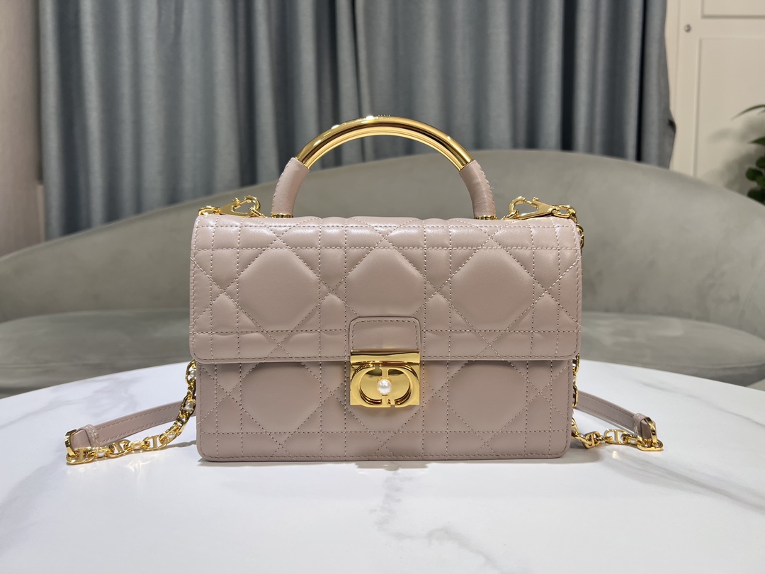 Grande P1400El bolso Dior Ange, novedad de la colección Prêt-à-Porter Otoño 2014, inaugura la nueva colección Dior con una estética elegante y chic realizada en piel rosa rubor y adornada con cuadros de ratán oversize, un acabado dorado vintage y resistente y asas superiores de metal grabadas con el logo Christian Dior Paris. Silueta triangular forrada con dos amplios compartimentos y un bolsillo portaobjetos para guardar los objetos de uso diarioCorrea bandolera de cadena ajustable y desmontable de metal dorado con adornos de abalorios de resinaPuede llevarse en la mano, colgado del hombro o cruzadoCódigo: 4402Medidas: 25 x 16 x 8 cm (L x A x A)-High-Fashion Factory