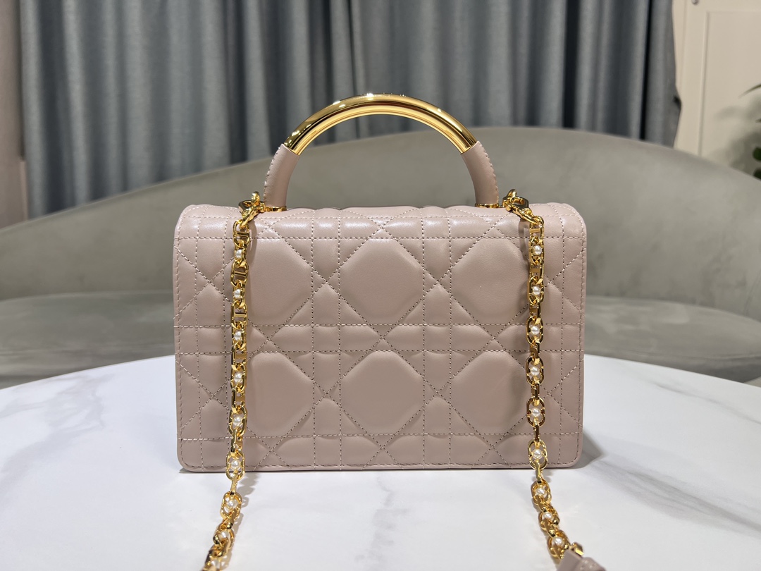 حقيبة Dior Ange كبيرة الحجم P1400تفتتح حقيبة Dior Ange، الجديدة في مجموعة خريف 2014 للملابس الجاهزة، مجموعة ديور الجديدة بجمالية أنيقة مصنوعة من الجلد الوردي الوردي ومزينة بمربعات كبيرة الحجم من الخيزران ولمسة نهائية قوية بلون ذهبي عتيق ومقابض علوية معدنية منقوش عليها شعار كريستيان ديور باريس. تصميم مبطّن مثلث الشكل مع حجرتين واسعتين وجيب منزلق لتخزين الضروريات اليوميةحزام كتف قابل للتعديل وقابل للفصل مصنوع من المعدن الذهبي اللمعة مع زخارف راتنج مزخرفة بالخرزيمكن حملها باليد أو على الكتف أو على الجسمالرمز: 4402القياسات: 25 × 16 × 8 سم (الطول × الارتفاع × العرض) - مصنع الأزياء الراقية