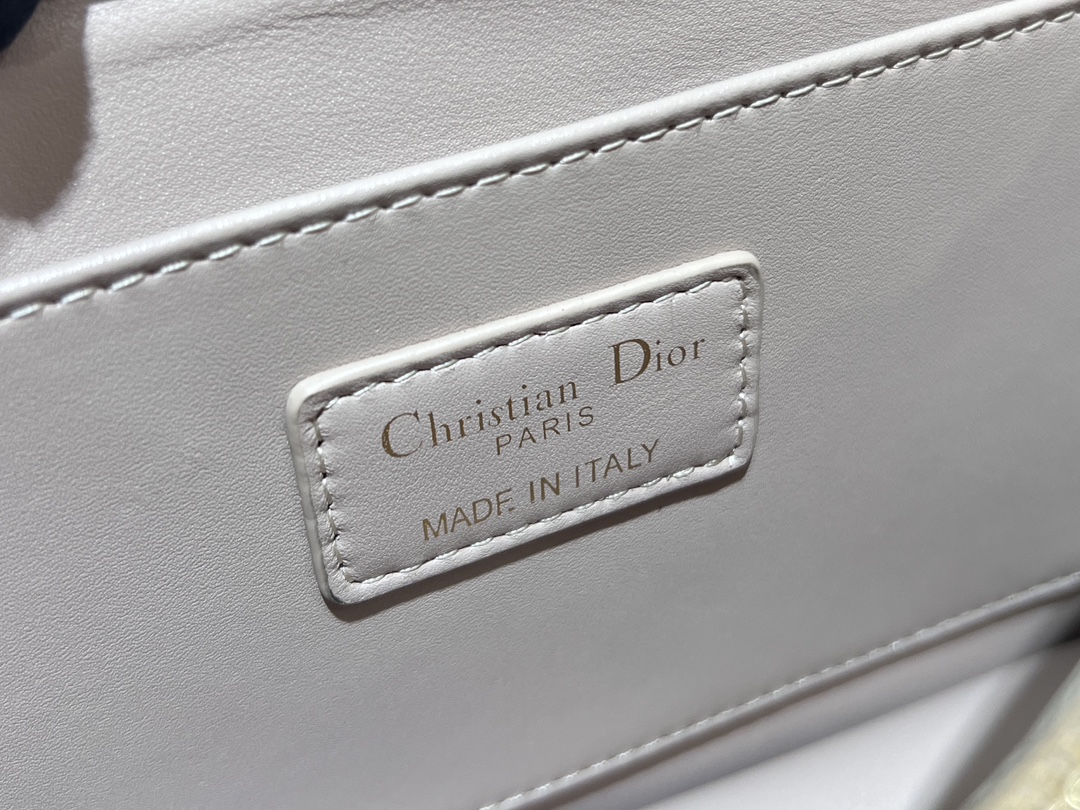 Grande P1400El bolso Dior Ange, novedad de la colección Prêt-à-Porter Otoño 2014, inaugura la nueva colección Dior con una estética elegante y chic realizada en piel rosa rubor y adornada con cuadros de ratán oversize, un acabado dorado vintage y resistente y asas superiores de metal grabadas con el logo Christian Dior Paris. Silueta triangular forrada con dos amplios compartimentos y un bolsillo portaobjetos para guardar los objetos de uso diarioCorrea bandolera de cadena ajustable y desmontable de metal dorado con adornos de abalorios de resinaPuede llevarse en la mano, colgado del hombro o cruzadoCódigo: 4402Medidas: 25 x 16 x 8 cm (L x A x A)-High-Fashion Factory