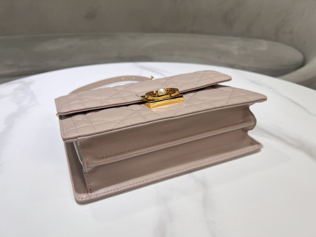 Grand P1400Le sac Dior Ange, nouveau dans la collection Prêt-à-porter Automne 2014, ouvre la nouvelle collection de Dior avec une esthétique élégante et chic réalisée en cuir rose blush et ornée de carreaux de rotin surdimensionnés, d'une finition dorée vintage et résistante et d'anses supérieures en métal gravées du logo Christian Dior Paris. Silhouette triangulaire doublée dotée de deux compartiments spacieux et d'une pochette fendue pour ranger les essentiels de tous les joursStyle moyen élégantSangle d'épaule réglable et amovible en métal doré avec perles en résineAnneau en chaîne CDPouvant être porté à la main, à l'épaule ou en travers du corpsCode : 4402Mesures : 25x 16x 8 cm (L x H x L)-Sacs de haute qualité