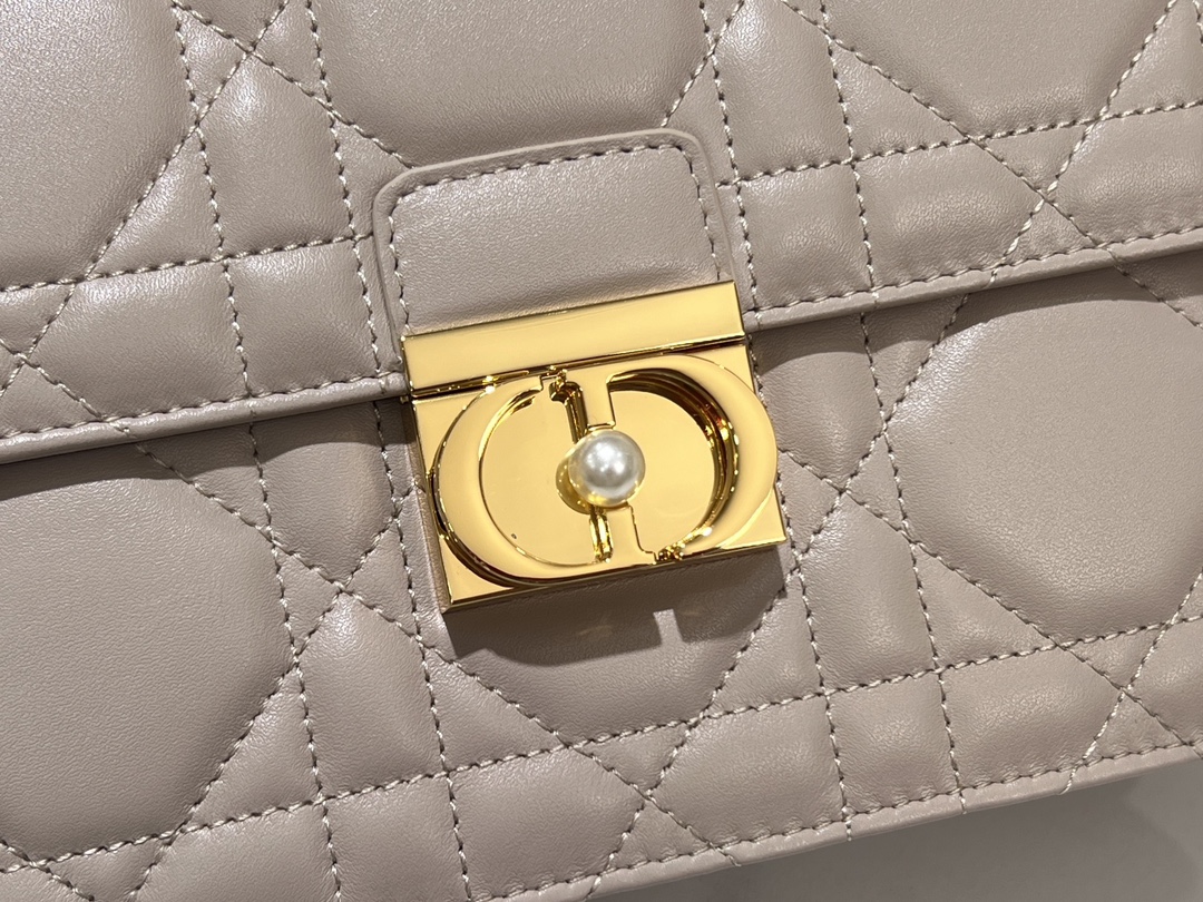 Large P1400The Dior Ange handbag, a new addition to the Fall 2014 Ready-to-Wear collection, opens Dior's new collection with an elegantly chic aesthetic crafted in blush pink leather and adorned with oversized rattan checkered stitching and stiffened, vintage gold-tone metal top handles engraved with the Christian Dior Paris logoFlap flap decorated with a resin-beaded, beaded-embellished CD claspSewn in triangular lining with two spacious compartments and a slit pocketMedium size is elegantly designed with an adjustable, detachable chain shoulder strap made of resin beads. Triangular lined silhouette with two spacious compartments and a slit pocket for storing everyday essentialsElegant design in a medium sizeAdjustable, detachable chain shoulder strap made of gold-tone metal with resin beadwork embellishmentsCan be carried in a handheld position, over the shoulder or across the bodyCode: 4402Measurements: 25x 16x 8 cm (L x H x W)-High-quality imitation factory