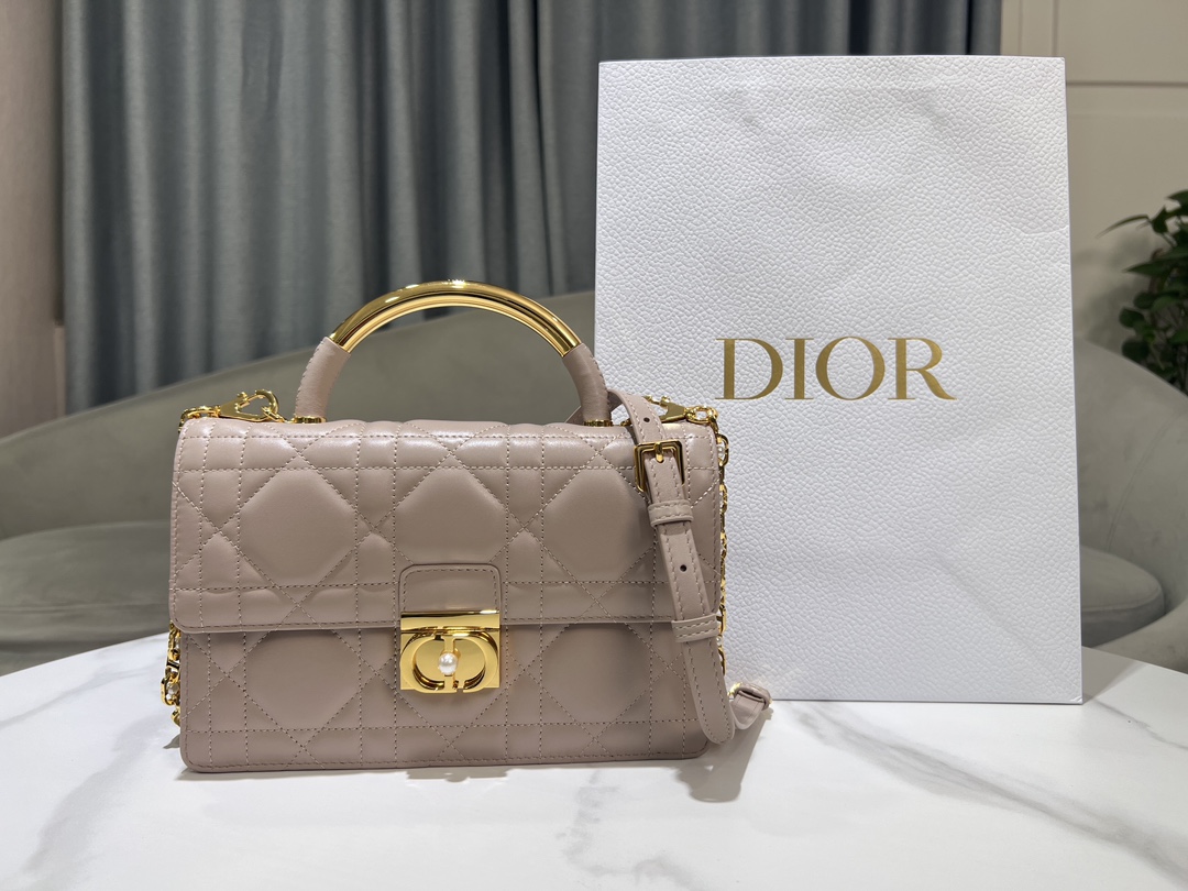 Large P1400The Dior Ange handbag, a new addition to the Fall 2014 Ready-to-Wear collection, opens Dior's new collection with an elegantly chic aesthetic crafted in blush pink leather and adorned with oversized rattan checkered stitching and stiffened, vintage gold-tone metal top handles engraved with the Christian Dior Paris logoFlap flap decorated with a resin-beaded, beaded-embellished CD claspSewn in triangular lining with two spacious compartments and a slit pocketMedium size is elegantly designed with an adjustable, detachable chain shoulder strap made of resin beads. Triangular lined silhouette with two spacious compartments and a slit pocket for storing everyday essentialsElegant design in a medium sizeAdjustable, detachable chain shoulder strap made of gold-tone metal with resin beadwork embellishmentsCan be carried in a handheld position, over the shoulder or across the bodyCode: 4402Measurements: 25x 16x 8 cm (L x H x W)-High-quality imitation factory