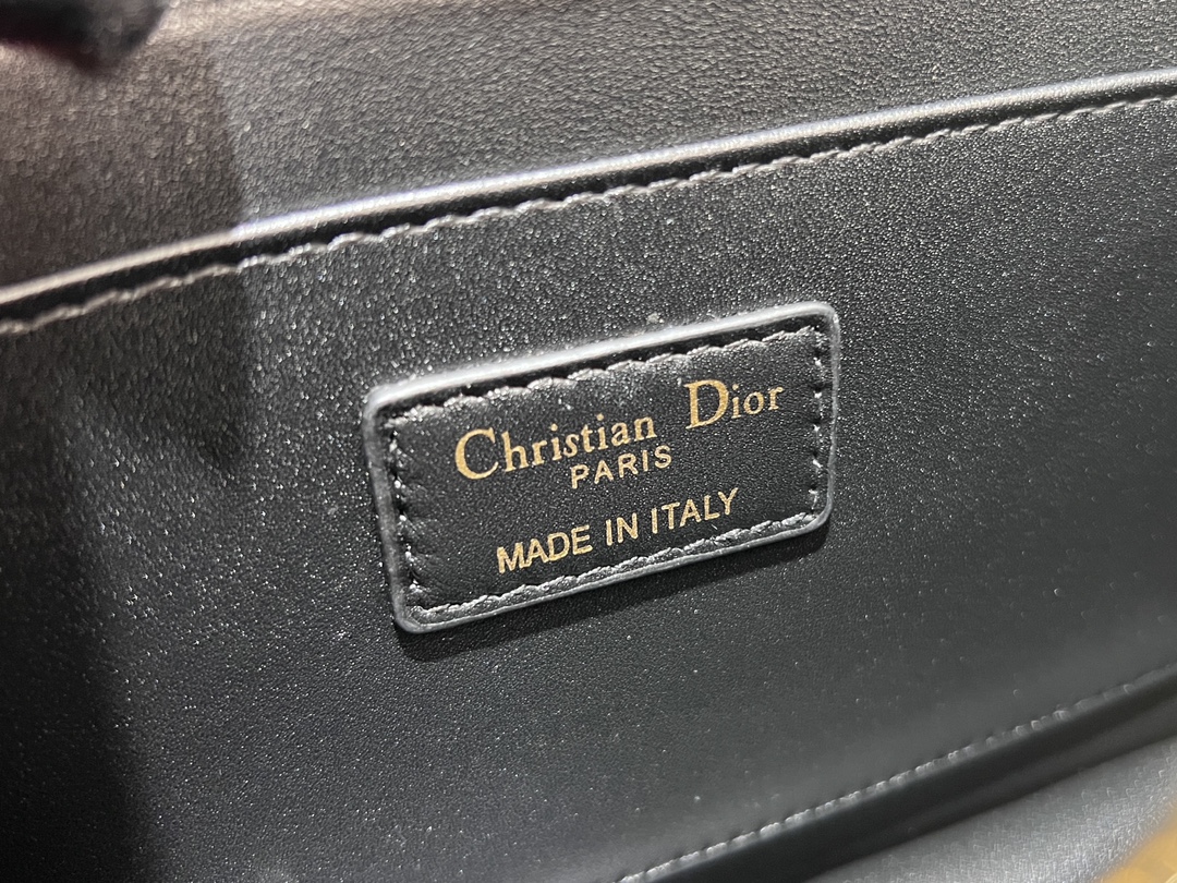 Grand P1400Le sac Dior Ange, inédit dans la collection de prêt-à-porter automne 2014, ouvre la nouvelle collection de Dior avec une esthétique élégamment chic réalisée en cuir noir avec des surpiqûres à carreaux de rotin surdimensionnées et des anses supérieures raidies en métal doré vintage gravées du logo Christian Dior ParisPatte décorée d'un fermoir CD rehaussé de perles de résineCousu en. Silhouette triangulaire doublée avec deux compartiments spacieux et une poche fendue pour ranger vos essentiels quotidiensStyle moyen élégantSangle d'épaule en chaîne réglable et amovible en métal doré avec perles de résineCode : 4402Mesures : 25x 16x 8 cm (L x H x l)-Sacs de haute qualité