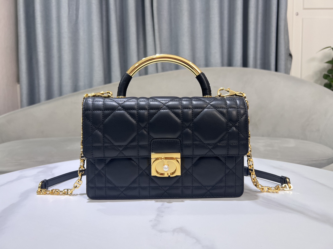 Grand P1400Le sac Dior Ange, inédit dans la collection de prêt-à-porter automne 2014, ouvre la nouvelle collection de Dior avec une esthétique élégamment chic réalisée en cuir noir avec des surpiqûres à carreaux de rotin surdimensionnées et des anses supérieures raidies en métal doré vintage gravées du logo Christian Dior ParisPatte décorée d'un fermoir CD rehaussé de perles de résineCousu en. Silhouette triangulaire doublée avec deux compartiments spacieux et une poche fendue pour ranger vos essentiels quotidiensStyle moyen élégantSangle d'épaule en chaîne réglable et amovible en métal doré avec perles de résineCode : 4402Mesures : 25x 16x 8 cm (L x H x l)-Sacs de haute qualité