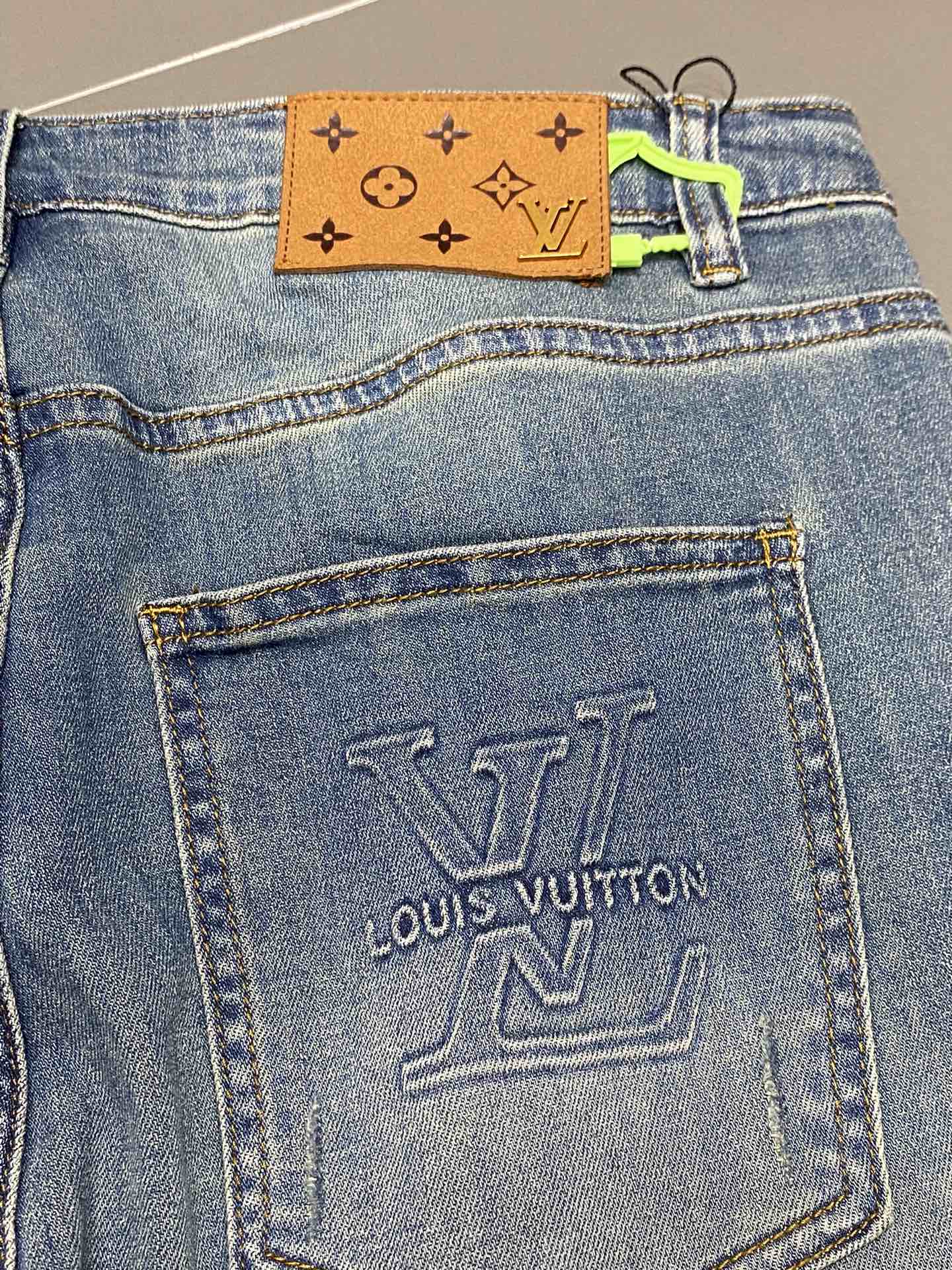 Imagem [8]-P560 Louis Vuitton Louis Vuitton 💥 Novas calças de ganga casuais exclusivas Versão topo de gama! Tecidos personalizados de contador Conforto respirável com detalhes impecáveis Elementos da marca Conceitos de design que refletem alta qualidade Sensação de mão delicada e macia! A alfaiataria casual apresentada na forma do corpo é excelente! Metragem:48-54-alto replica handbags