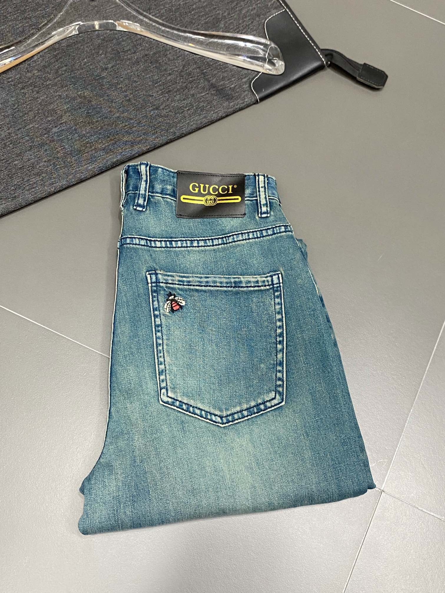 P560 Gucci Gucci 💥 Exclusif nouveau jeans décontracté Version haut de gamme ! Contre personnalisé tissu Respirant confort élevé détails impeccables éléments de marque design concept reflète haute qualité sentir délicate et douce ! Présenté tailleur décontracté sur la forme du corps est superbe ! Taille:48-54