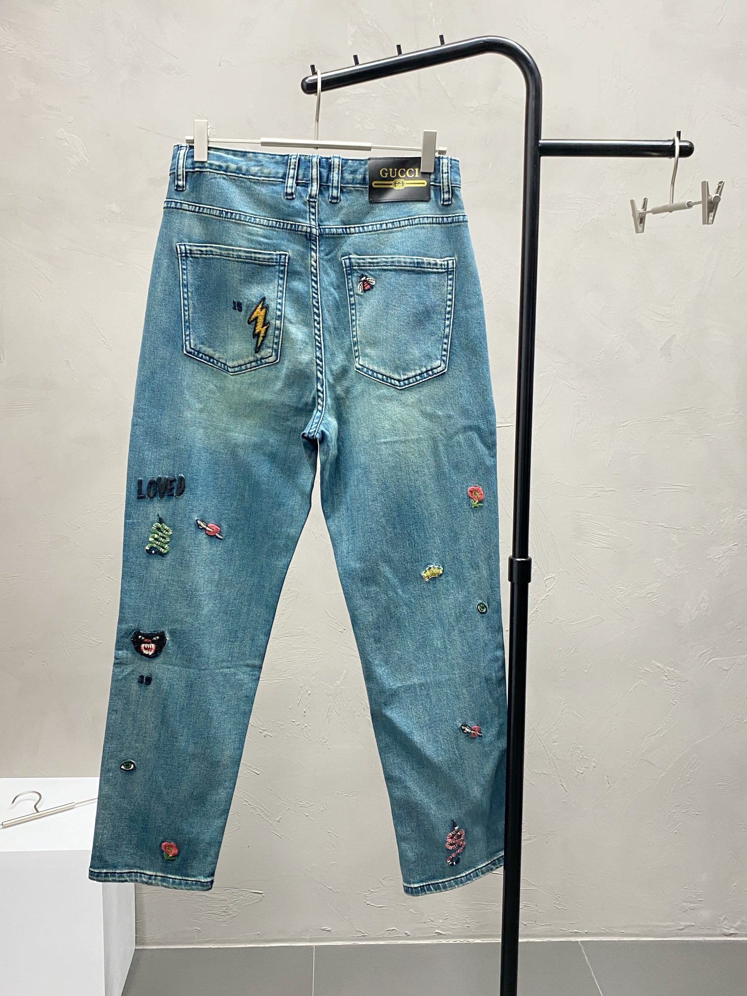 P560 Gucci Gucci 💥 Exclusif nouveau jeans décontracté Version haut de gamme ! Contre personnalisé tissu Respirant confort élevé détails impeccables éléments de marque design concept reflète haute qualité sentir délicate et douce ! Présenté tailleur décontracté sur la forme du corps est superbe ! Taille:48-54