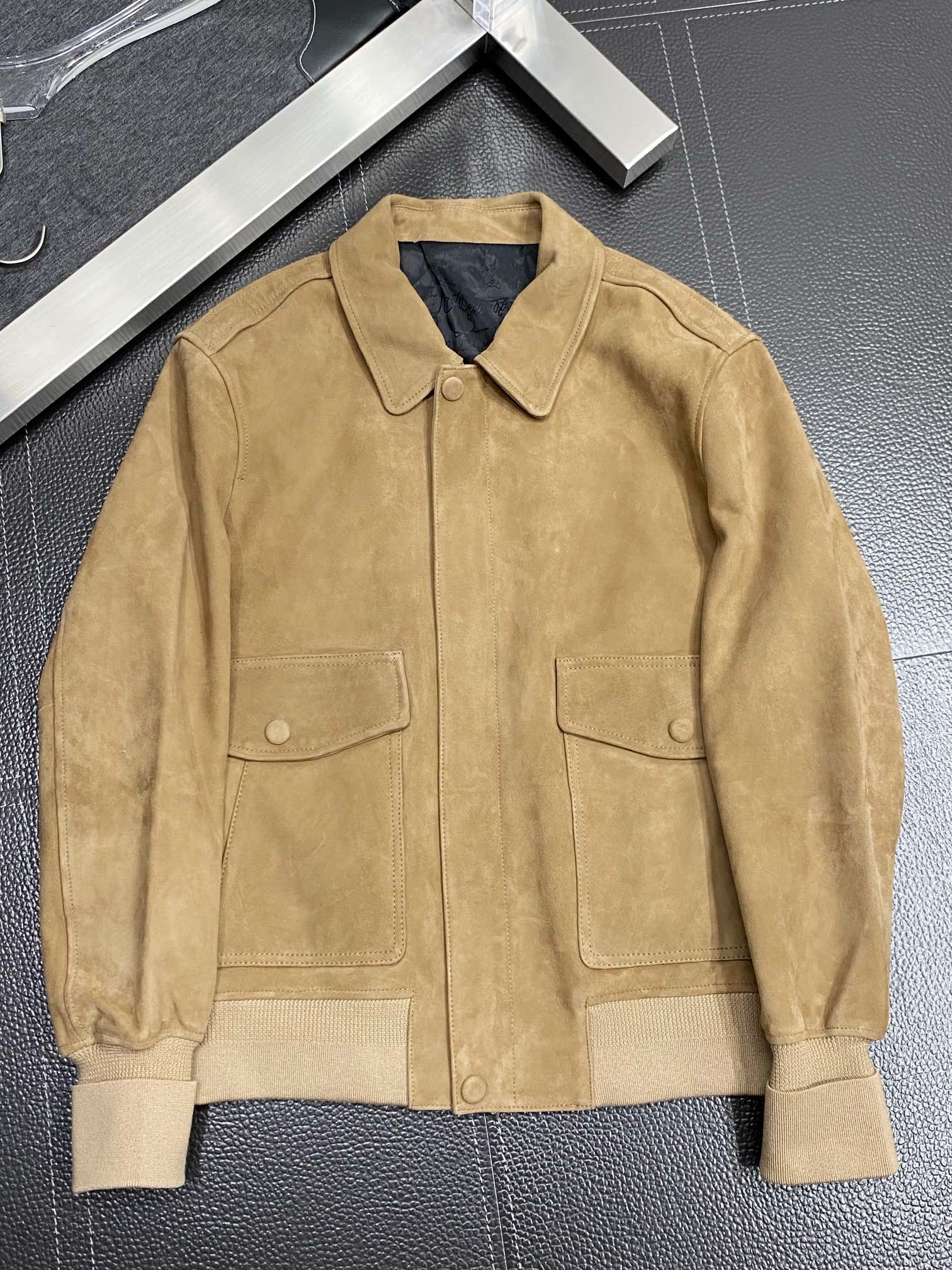 Veste en cuir-P3600 BERLUTI Bruti 💥 Exclusive exclusive nouvelle mode décontractée musc veste en cuir importé technologie originale tissu doux et confortable sur le corps confortable et respirant bouton ➕ zip style unique coupe-vent et chaud que ce soit pour porter seul ou avec une variété de produits montrer la personnalité des jeunes logo classique original matériel auxiliaire grade extrêmement élevé sur le corps beau plein ! Yardage : 48-56-Haut Faux Sacs