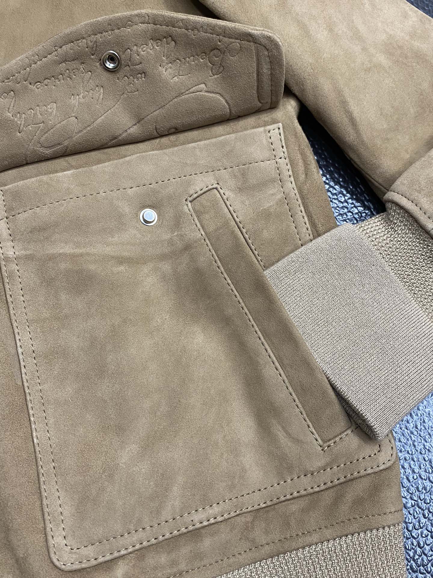 Veste en cuir-P3600 BERLUTI Bruti 💥 Exclusive exclusive nouvelle mode décontractée musc veste en cuir importé technologie originale tissu doux et confortable sur le corps confortable et respirant bouton ➕ zip style unique coupe-vent et chaud que ce soit pour porter seul ou avec une variété de produits montrer la personnalité des jeunes logo classique original matériel auxiliaire grade extrêmement élevé sur le corps beau plein ! Yardage : 48-56-Haut Faux Sacs