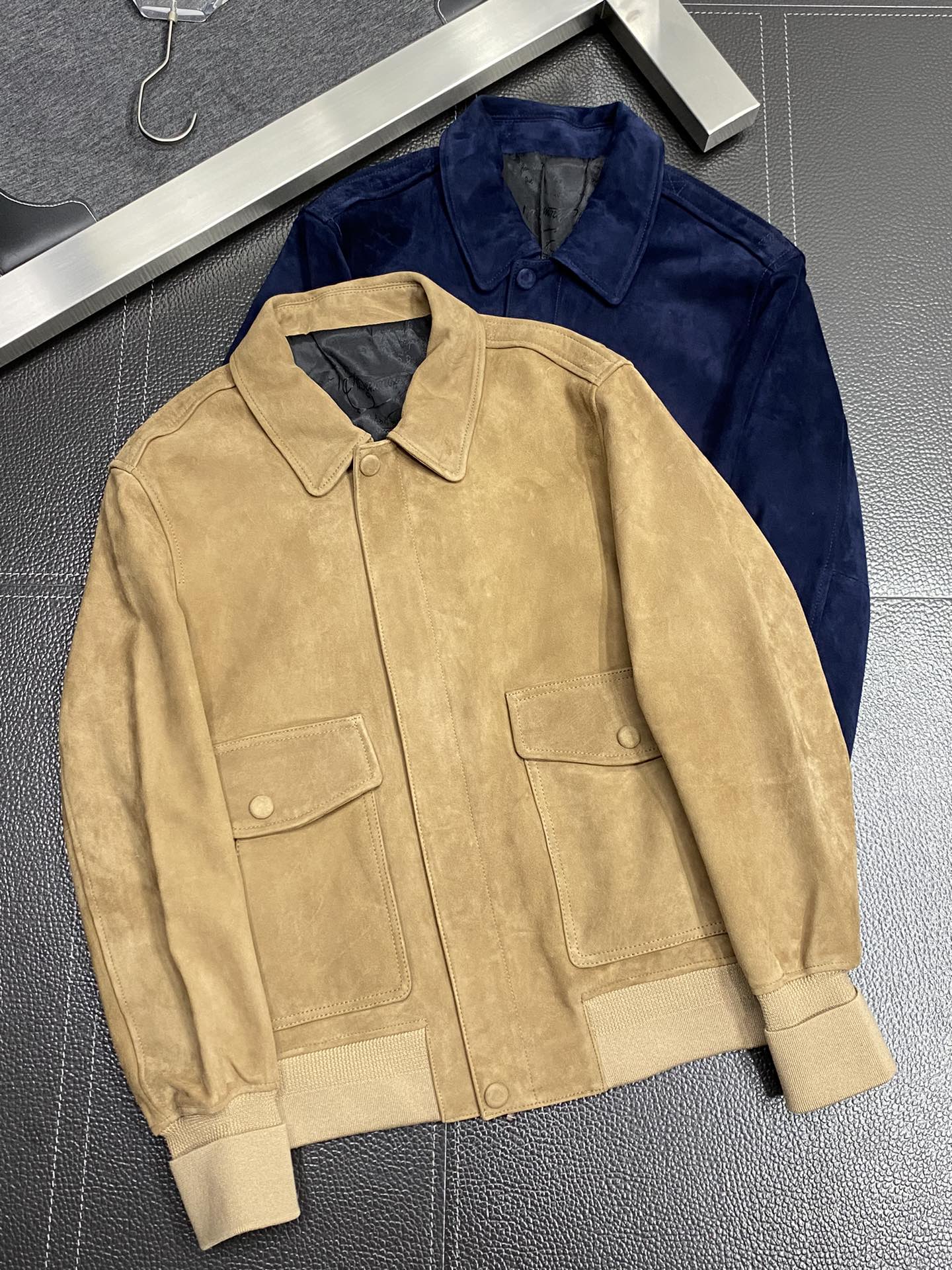 Veste en cuir-P3600 BERLUTI Bruti 💥 Exclusive exclusive nouvelle mode décontractée musc veste en cuir importé technologie originale tissu doux et confortable sur le corps confortable et respirant bouton ➕ zip style unique coupe-vent et chaud que ce soit pour porter seul ou avec une variété de produits montrer la personnalité des jeunes logo classique original matériel auxiliaire grade extrêmement élevé sur le corps beau plein ! Yardage : 48-56-Haut Faux Sacs