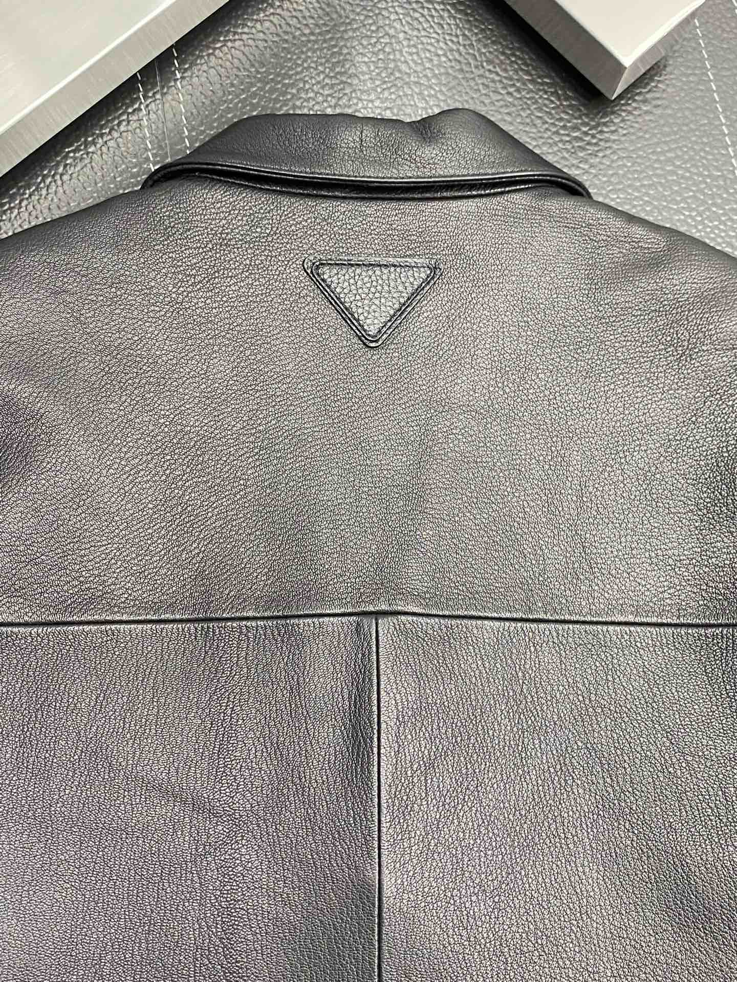 Picture [4]-Leather Jacket-P3400 Prada Prada 💥 Leather Jacket Coat Exclusive Exclusive Latest High-end Customized Body Digital Brand Letter Logo Pattern Official Website Synchronization on sale Unique Design Hardware Logo Logo using counter custom fabrics the most popular fashionable style elements route on the effect of the upper body is super handsome! Yardage: 48-56-high replica bags