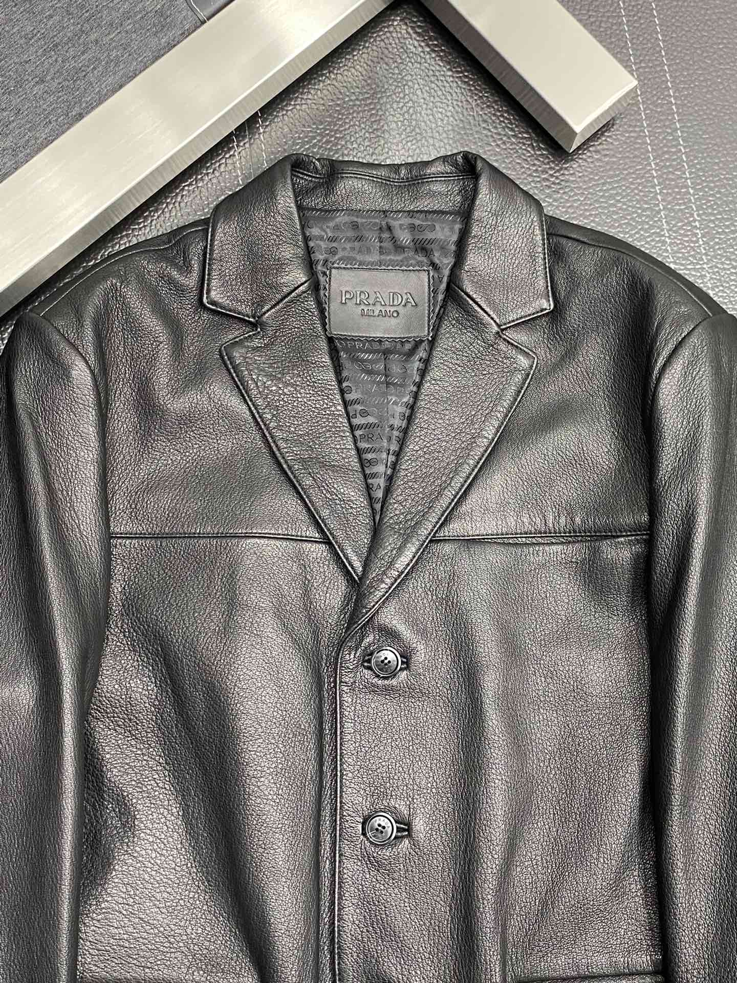 Picture [3]-Leather Jacket-P3400 Prada Prada 💥 Leather Jacket Coat Exclusive Exclusive Latest High-end Customized Body Digital Brand Letter Logo Pattern Official Website Synchronization on sale Unique Design Hardware Logo Logo using counter custom fabrics the most popular fashionable style elements Route on the effect of the upper body is super handsome! Yardage: 48-56-high replica bags