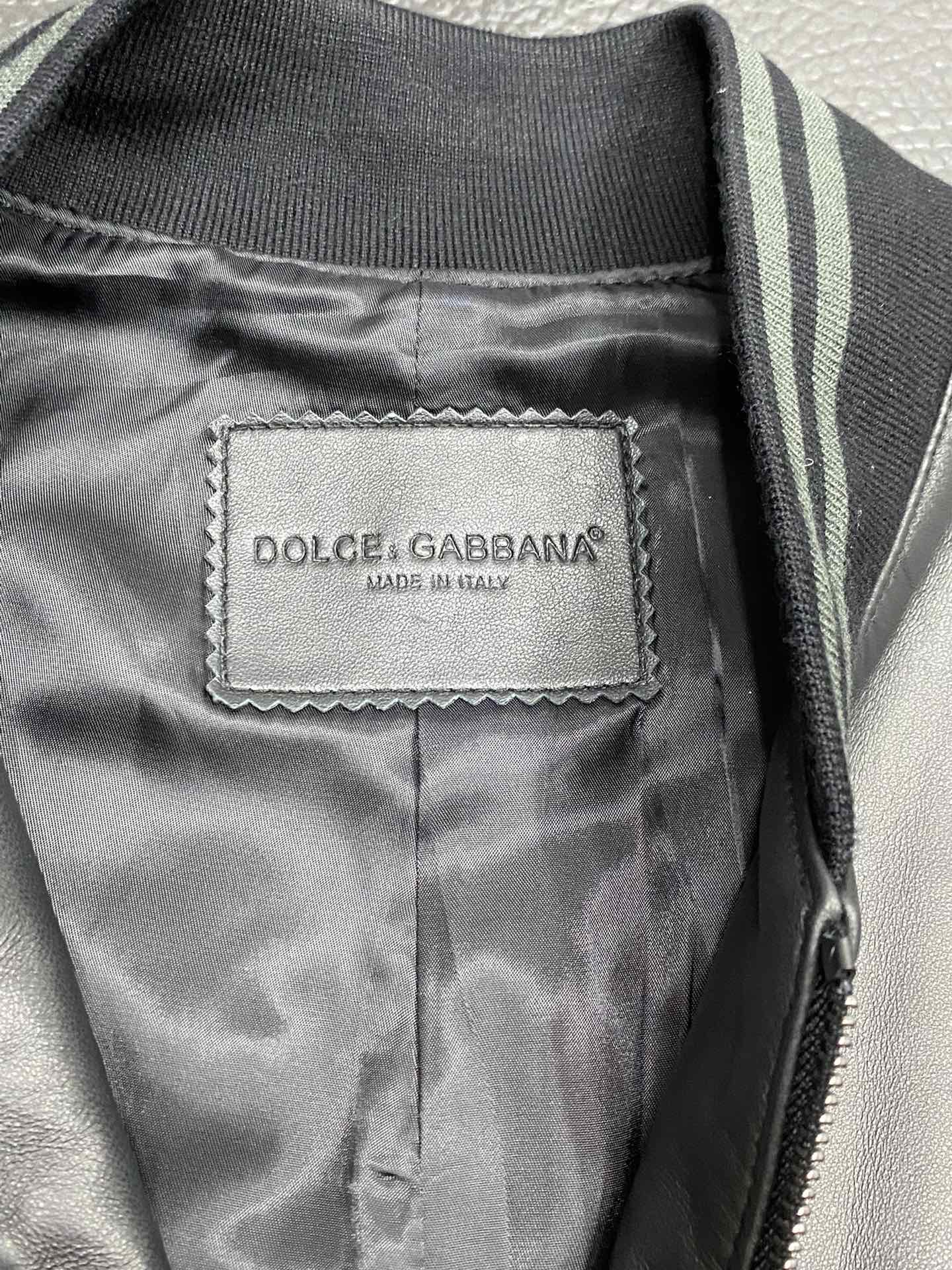 ¡Chaqueta de cuero-P3000 Dolce&Gabbana Dolce&Gabbana DG💥 Chaqueta de cuero Abrigo Exclusivo Última gama alta Personalizado Cuerpo Digital Marca Alfabeto Logotipo Patrón Sitio web oficial Venta sincrónica Diseño único Hardware Logotipo Adopción de tejidos a medida Contador Los elementos de estilo de moda más populares Ruta El efecto de la parte superior del cuerpo es super guapo! Yardage: 48-56