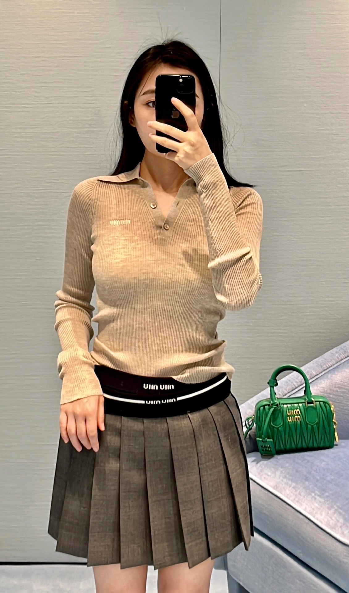 💰P440 Miumiu 24FW early fall new light thin wool sweater丨this year's new color wool version Stretch super strong thread weaving high elastic Slim fit round neck design on the body visible visible thin chest micro logo embedded weaving logo low-profile and good to wear Important material thin and comfortable face value and physical sense of both! Really super love a do underwear Single are great 👍🏻 inclusive excellent In short, is good to wear and good with a sense of girl full quickly with sisters 👭 hand a piece! Available in S/M/L