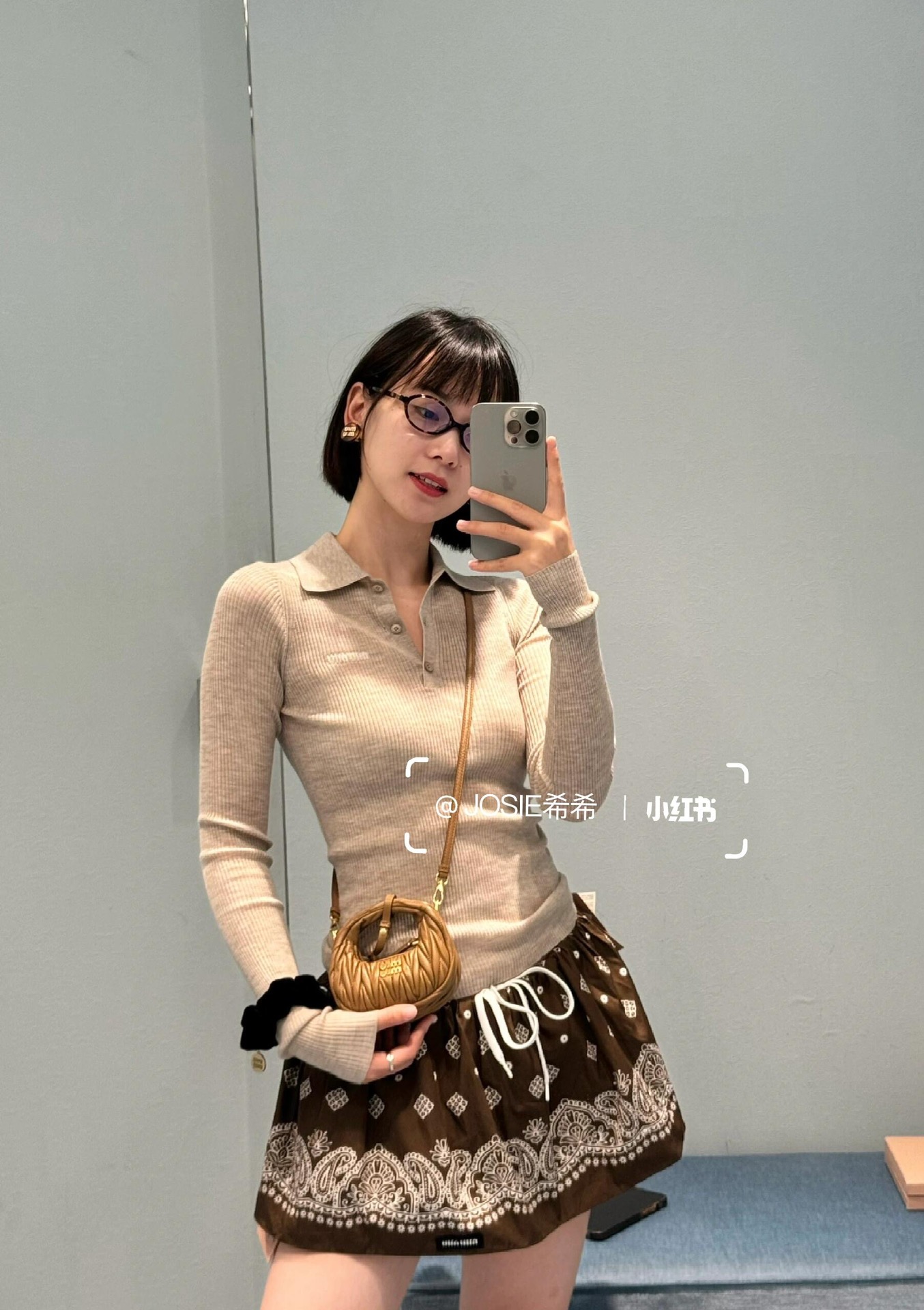 💰P440 Miumiu 24FW early fall new light thin wool sweater丨this year's new color wool version Stretch super strong thread weaving high elastic Slim fit round neck design on the body visible visible thin chest micro logo embedded weaving logo low-profile and good to wear Important material thin and comfortable face value and physical sense of both! Really super love a do underwear Single are great 👍🏻 inclusive excellent In short, is good to wear and good with a sense of girl full quickly with sisters 👭 hand a piece! Available in S/M/L