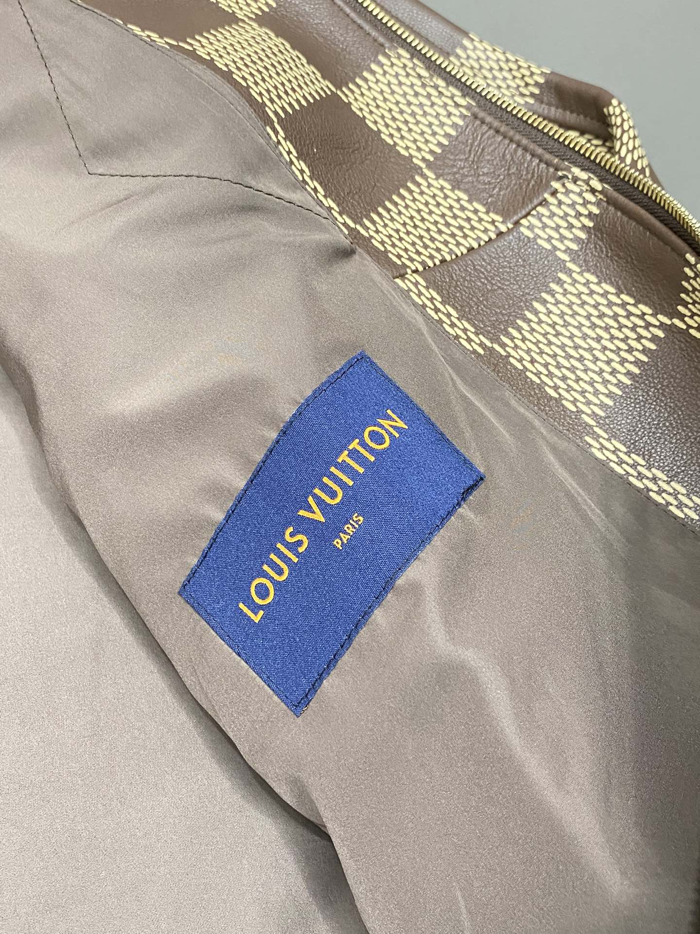 Veste en cuir-P4800 Louis Vuitton LV Louis Vuitton 💥 exclusif derniers modèles de décontracté col montant veste en cuir haut de gamme personnalisé haute version de la mode modèles explosifs polyvalents ⚠️⚠️✨✨ tissus importés se sentent ultra-doux et délicat porter agréable à la peau et confortable Boutique haut de gamme usine fine exécution sur le corps est très bon hommes must-have un seul produit complet trois étiquettes Taille M-3XL-sacs à la mode haut de gamme.