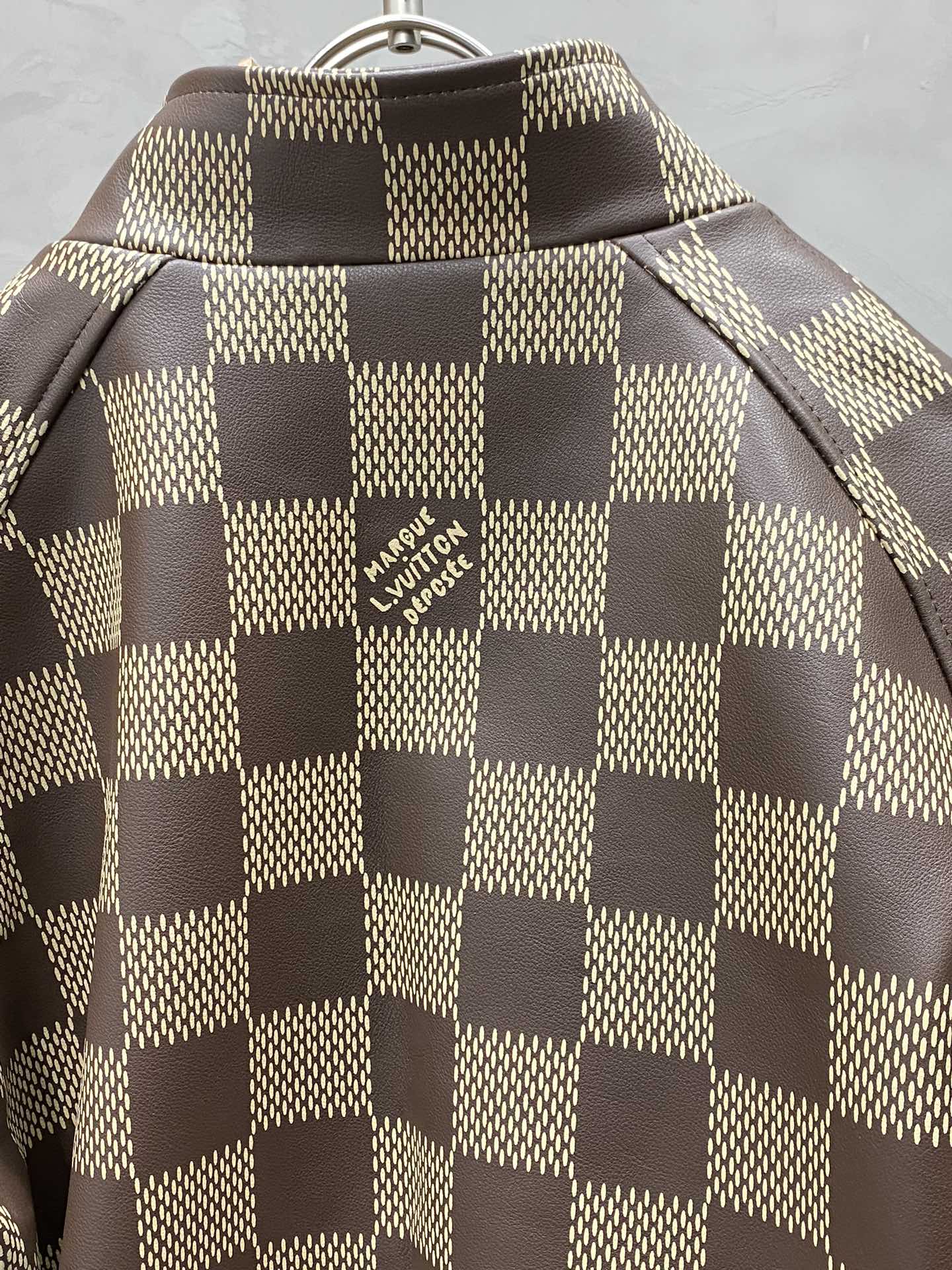 Veste en cuir-P4800 Louis Vuitton LV Louis Vuitton 💥 exclusif derniers modèles de décontracté col montant veste en cuir haut de gamme personnalisé haute version de la mode modèles explosifs polyvalents ⚠️⚠️✨✨ tissus importés se sentent ultra-doux et délicat porter agréable à la peau et confortable Boutique haut de gamme usine fine exécution sur le corps est très bon hommes must-have un seul produit complet trois étiquettes Taille M-3XL-sacs à la mode haut de gamme.