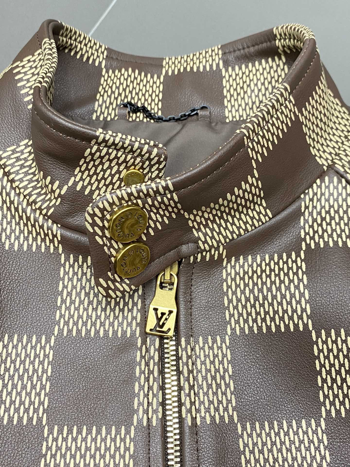 Veste en cuir-P4800 Louis Vuitton LV Louis Vuitton 💥 exclusif derniers modèles de décontracté col montant veste en cuir haut de gamme personnalisé haute version de la mode modèles explosifs polyvalents ⚠️⚠️✨✨ tissus importés se sentent ultra-doux et délicat porter agréable à la peau et confortable Boutique haut de gamme usine fine exécution sur le corps est très bon hommes must-have un seul produit complet trois étiquettes Taille M-3XL-sacs à la mode haut de gamme.