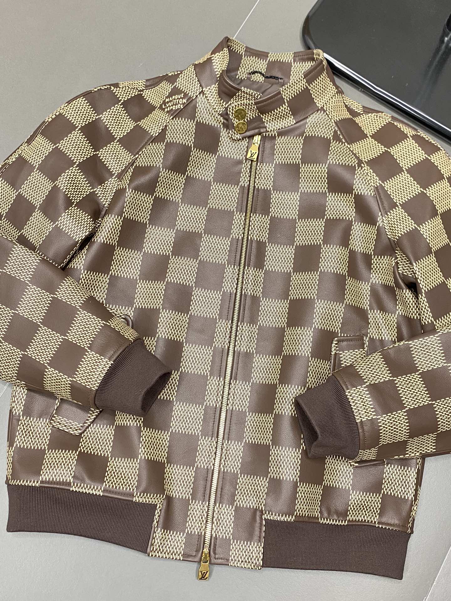 Veste en cuir-P4800 Louis Vuitton LV Louis Vuitton 💥 exclusif derniers modèles de décontracté col montant veste en cuir haut de gamme personnalisé haute version de la mode modèles explosifs polyvalents ⚠️⚠️✨✨ tissus importés se sentent ultra-doux et délicat porter agréable à la peau et confortable Boutique haut de gamme usine fine exécution sur le corps est très bon hommes must-have un seul produit complet trois étiquettes Taille M-3XL-sacs à la mode haut de gamme.