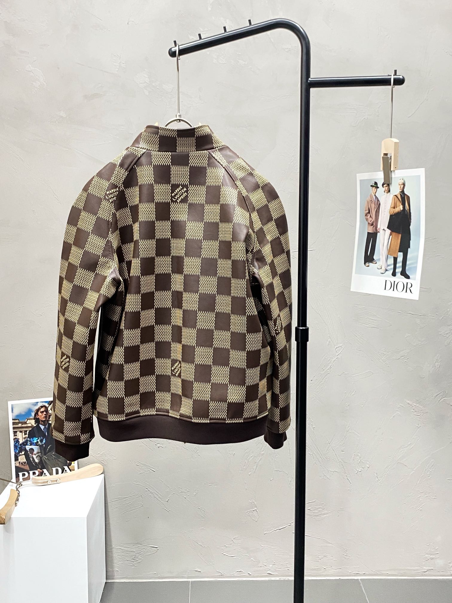 Veste en cuir-P4800 Louis Vuitton LV Louis Vuitton 💥 exclusif derniers modèles de décontracté col montant veste en cuir haut de gamme personnalisé haute version de la mode modèles explosifs polyvalents ⚠️⚠️✨✨ tissus importés se sentent ultra-doux et délicat porter agréable à la peau et confortable Boutique haut de gamme usine fine exécution sur le corps est très bon hommes must-have un seul produit complet trois étiquettes Taille M-3XL-sacs à la mode haut de gamme.