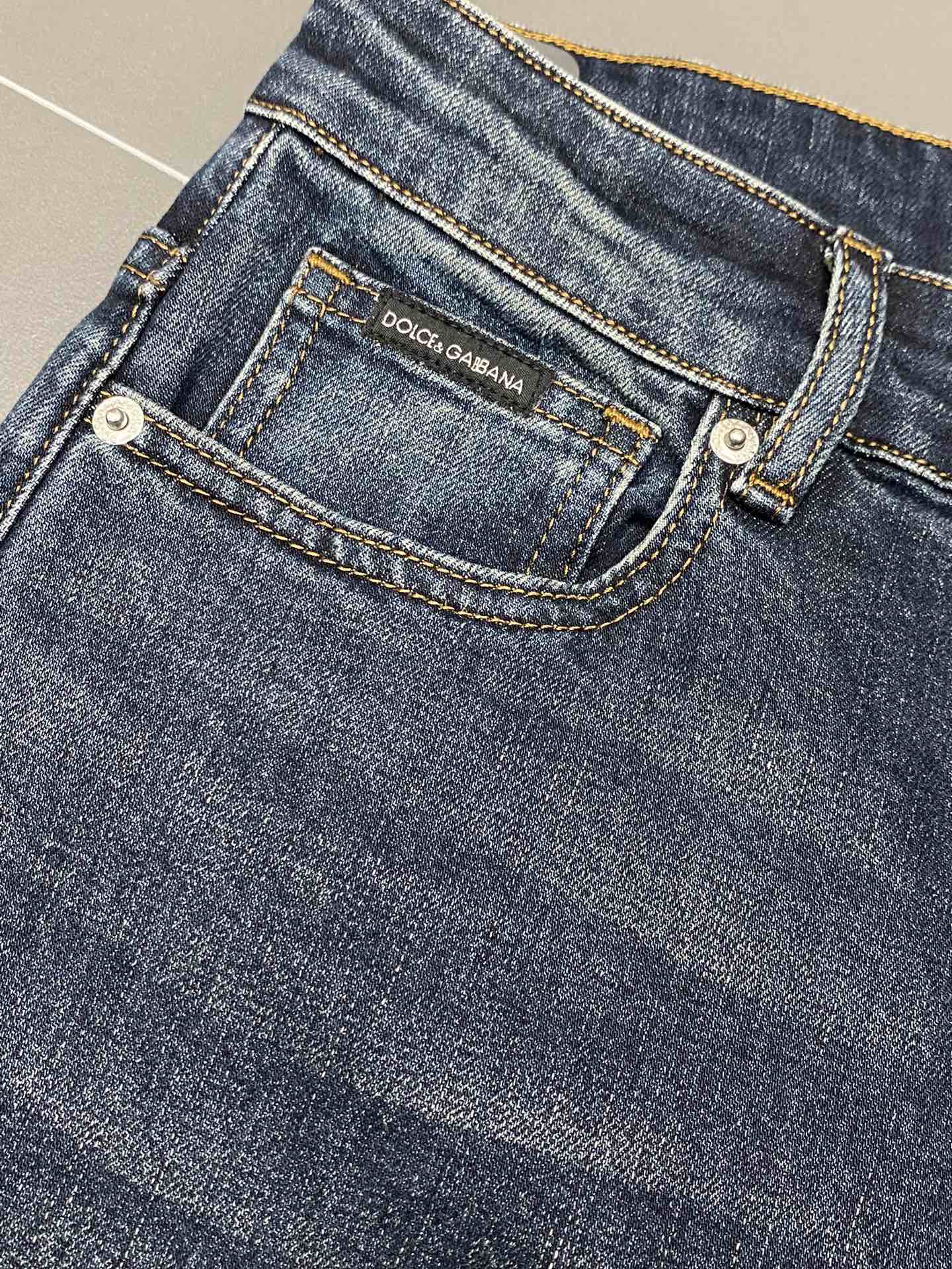 Image [7]-P560 Dolce&Gabbana Dolce&Gabbana 💥 Exclusif nouveau jeans version haut de gamme ! Contre les tissus personnalisés Confort respirant avec des détails impeccables Éléments de la marque Concepts de conception reflétant la haute qualité Fine et douce sensation de la main ! Présentant tailoring décontracté sur la forme du corps est superbe ! 👍Yardage : 29-38-high replica handbags