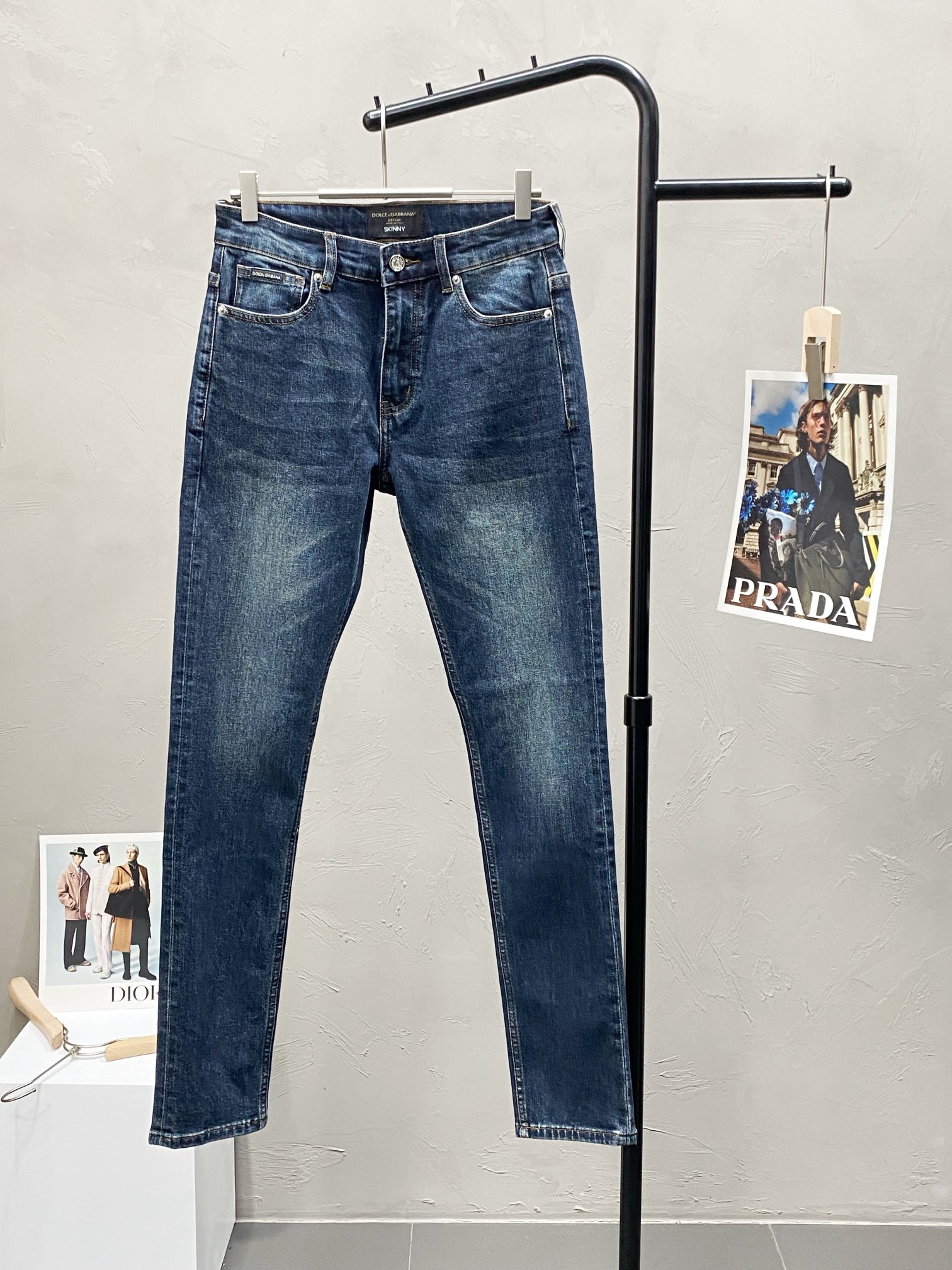 P600 Dolce&Gabbana Dolce&Gabbana 💥 Nouveau jean exclusif 👖 Version haut de gamme ! Contre les tissus personnalisés Confort respirant avec des détails impeccables Éléments de marque concepts de design reflétant la haute qualité Sensation de délicatesse et de douceur ! Présenter un tailoring décontracté sur la forme du corps est superbe ! Taille : 29-38