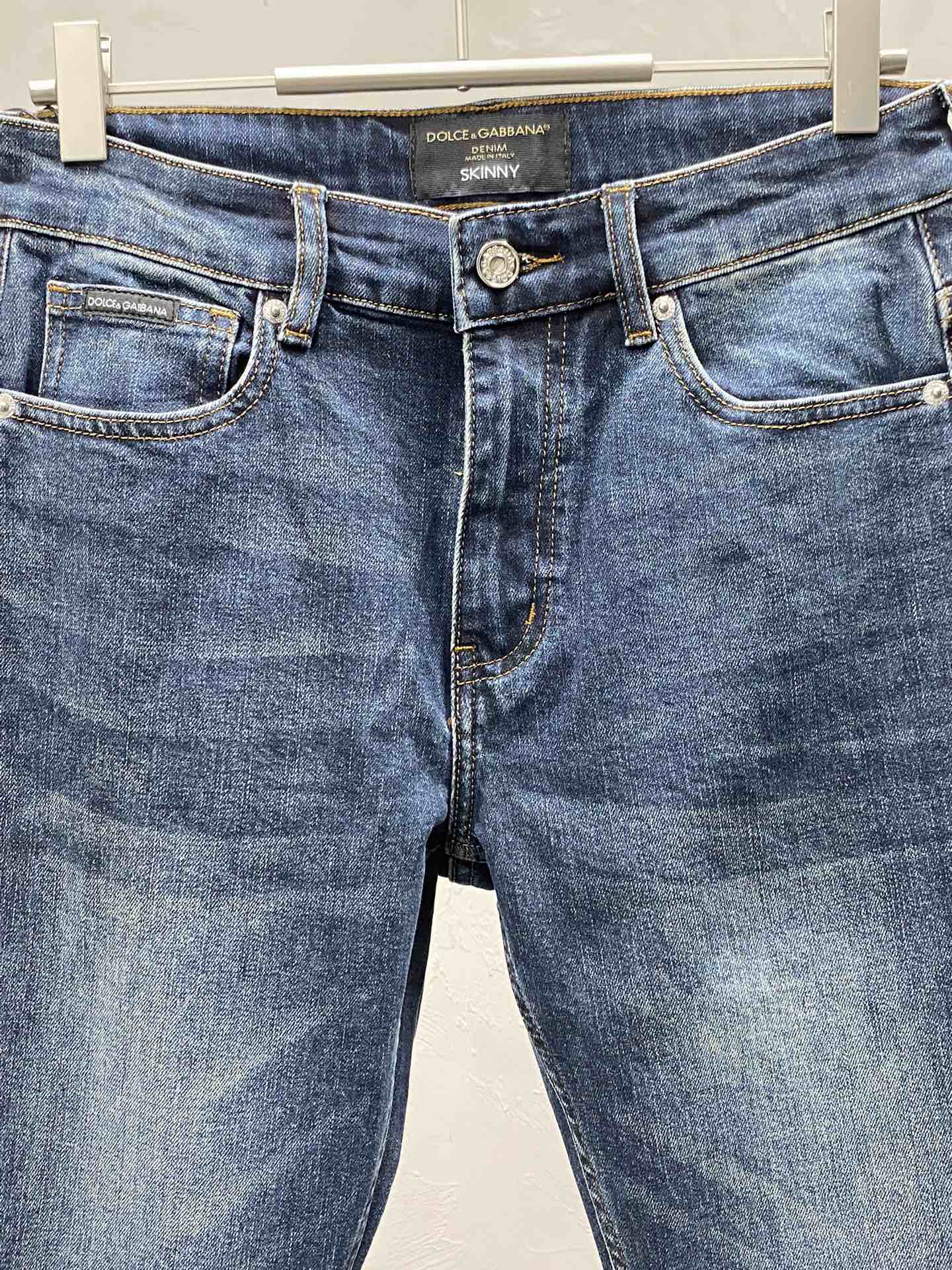 Image [3]-P560 Dolce&Gabbana Dolce&Gabbana 💥 Exclusif nouveau jeans version haut de gamme ! Contre les tissus personnalisés Confort respirant avec des détails impeccables Éléments de la marque Concepts de conception reflétant la haute qualité Sensation de délicatesse et de douceur ! Présenter un tailoring décontracté sur la forme du corps est superbe ! 👍Yardage : 29-38-high replica handbags