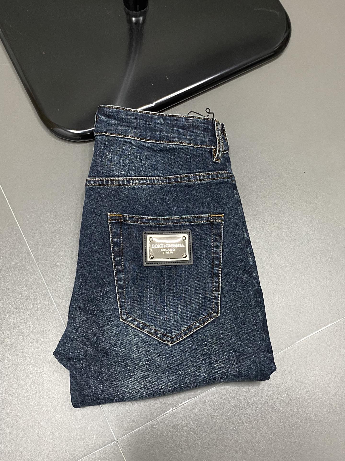 Image [5]-P560 Dolce&Gabbana Dolce&Gabbana 💥 Exclusif nouveau jeans version haut de gamme ! Contre les tissus personnalisés Confort respirant avec des détails impeccables Éléments de la marque Concepts de conception reflétant la haute qualité Fine et douce sensation de la main ! Présentant tailoring décontracté sur la forme du corps est superbe ! 👍Yardage : 29-38-high replica handbags